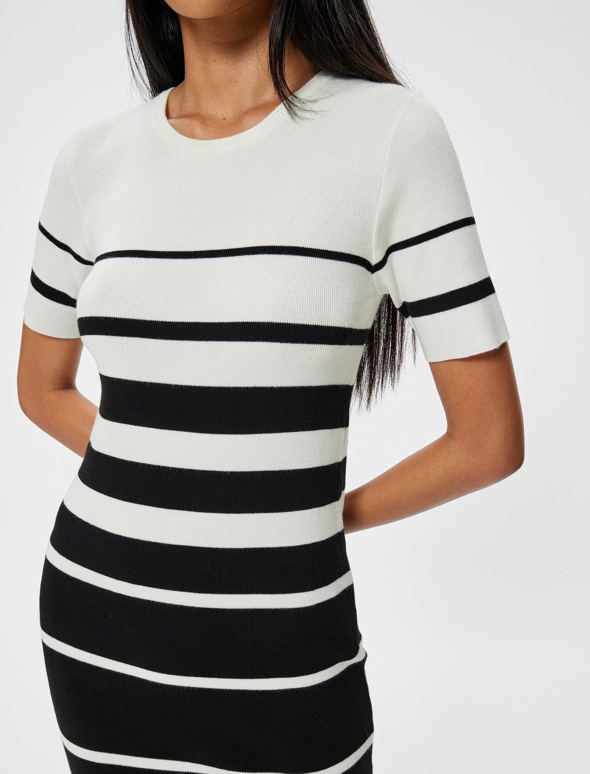   Kısa Kollu Yuvarlak Yaka Midi Triko Elbise