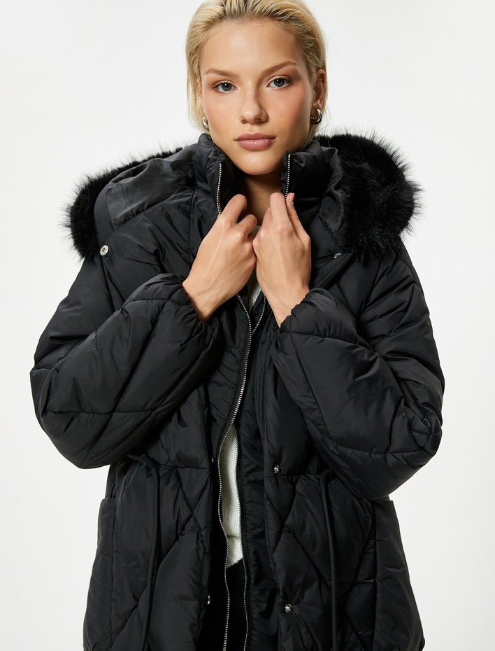  Ekstra Uzun Şişme Mont Suni Kürk Detaylı Kapüşonlu Kemerli Rüzgar Kapaklı