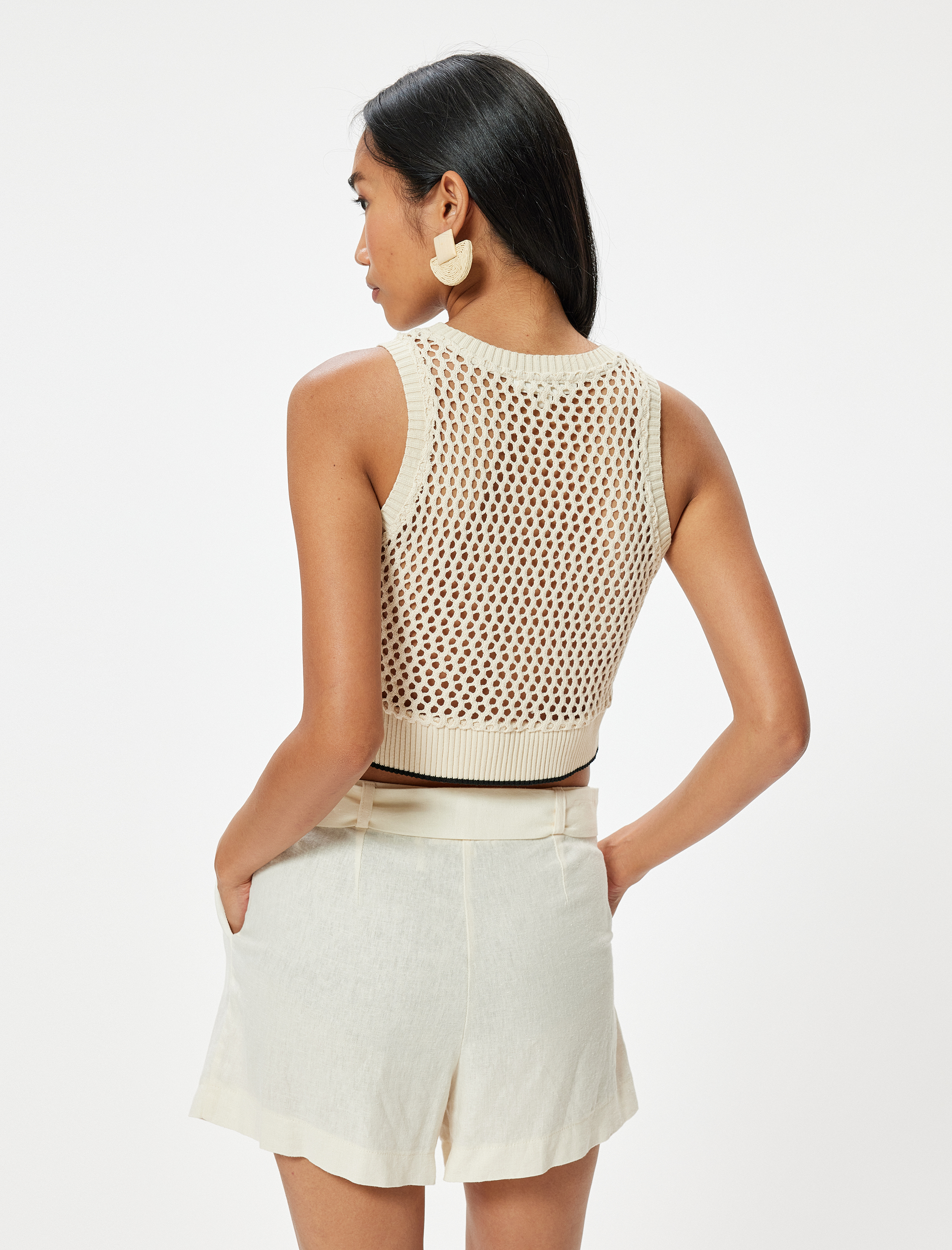   Crop Kroşe Üst Kolsuz Ajurlu Çiçek Aplikeli Yuvarlak Yaka