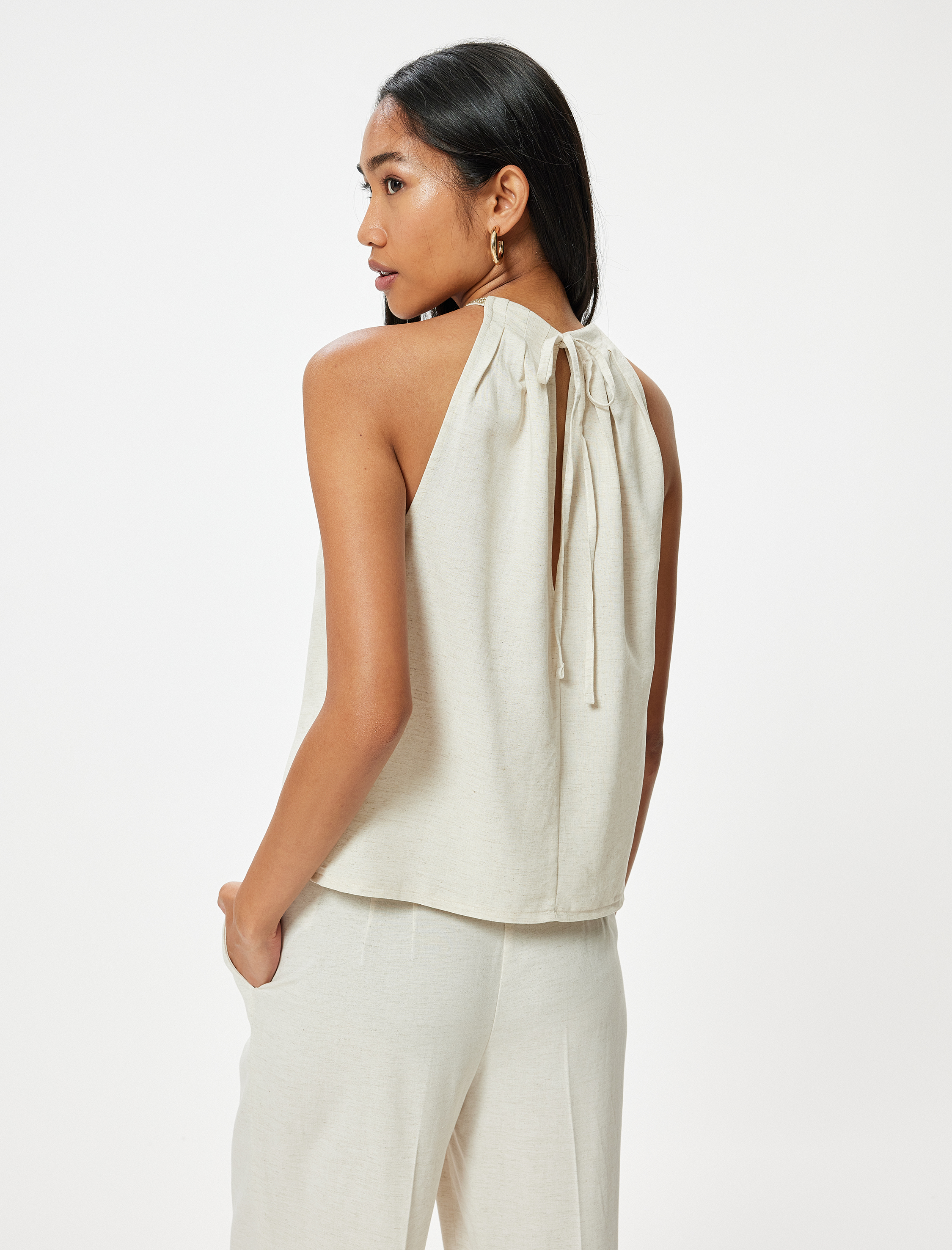   Halter Yaka Bluz Asimetrik Kesim Pencere Detaylı Keten Karışımlı