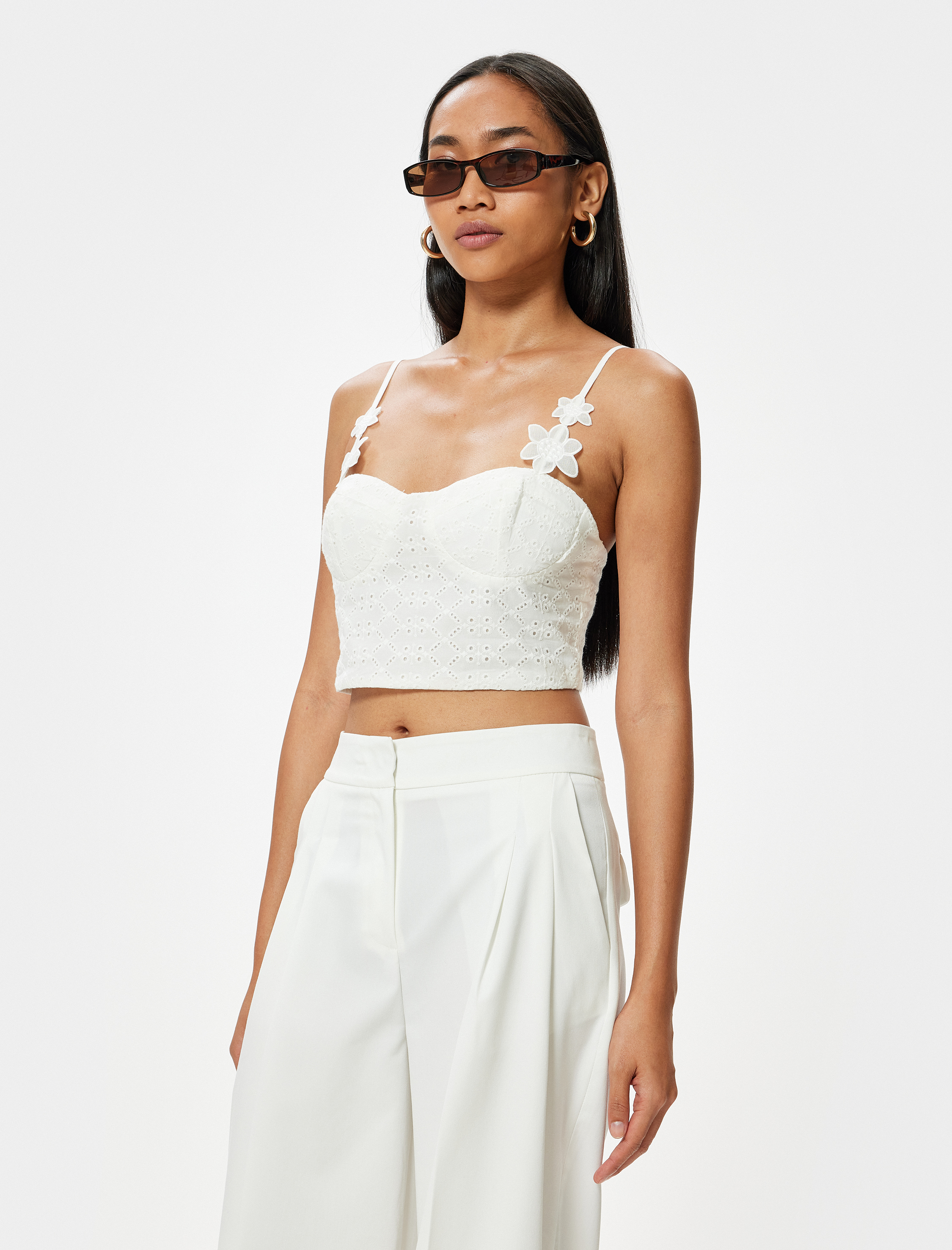   Crop Fisto Büstiyer İnce Askılı Çiçek Aplike Detaylı Kalp Yaka