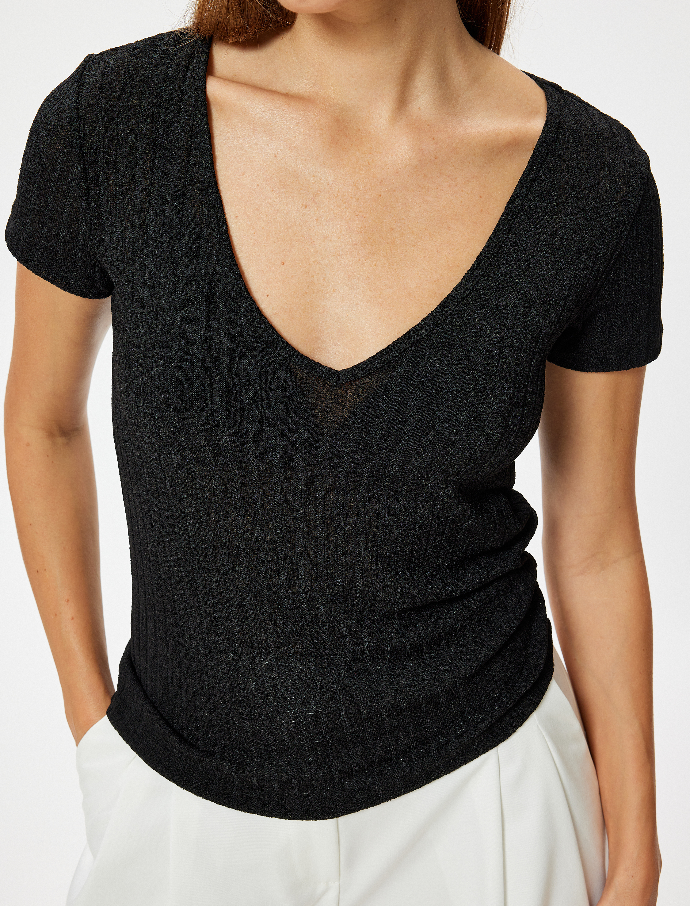   Yarı Transparan V Yaka Tişört Kısa Kollu Dokulu