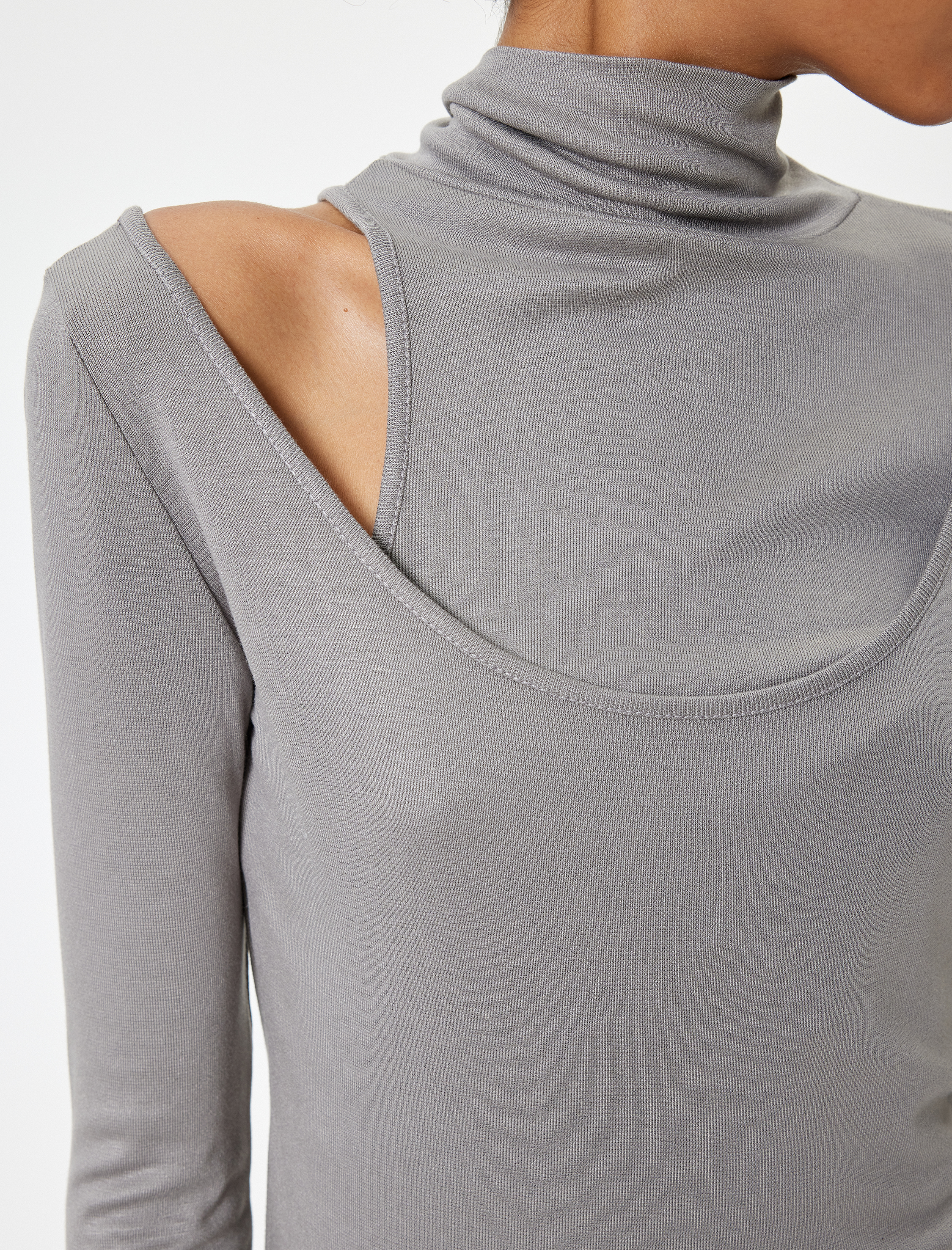   Uzun Kollu Balıkçı Yaka Pencere Detaylı Viskon Tişört