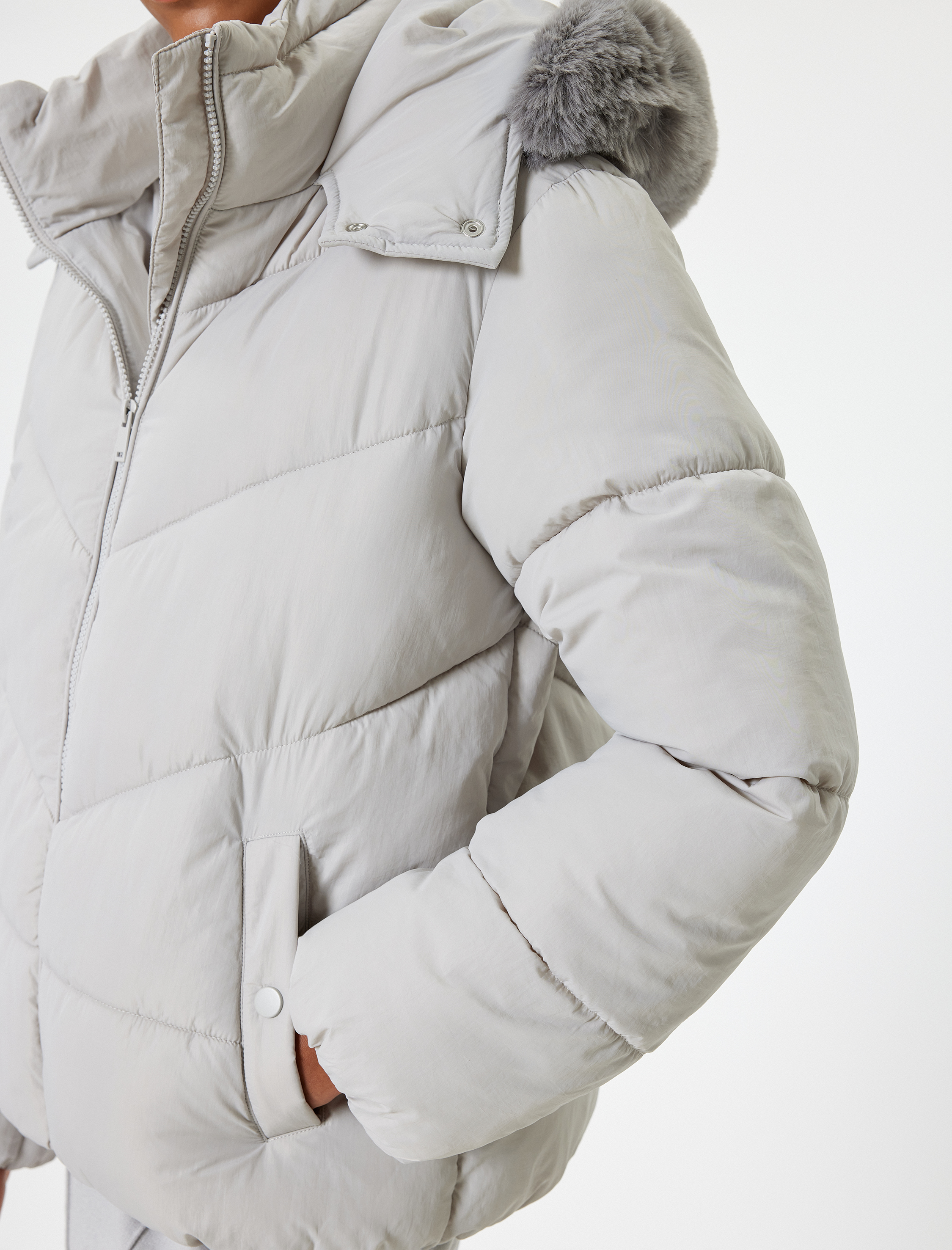   Kapitone Mont Kapüşonlu Fermuarlı Yakası Suni Kürklü Cepli