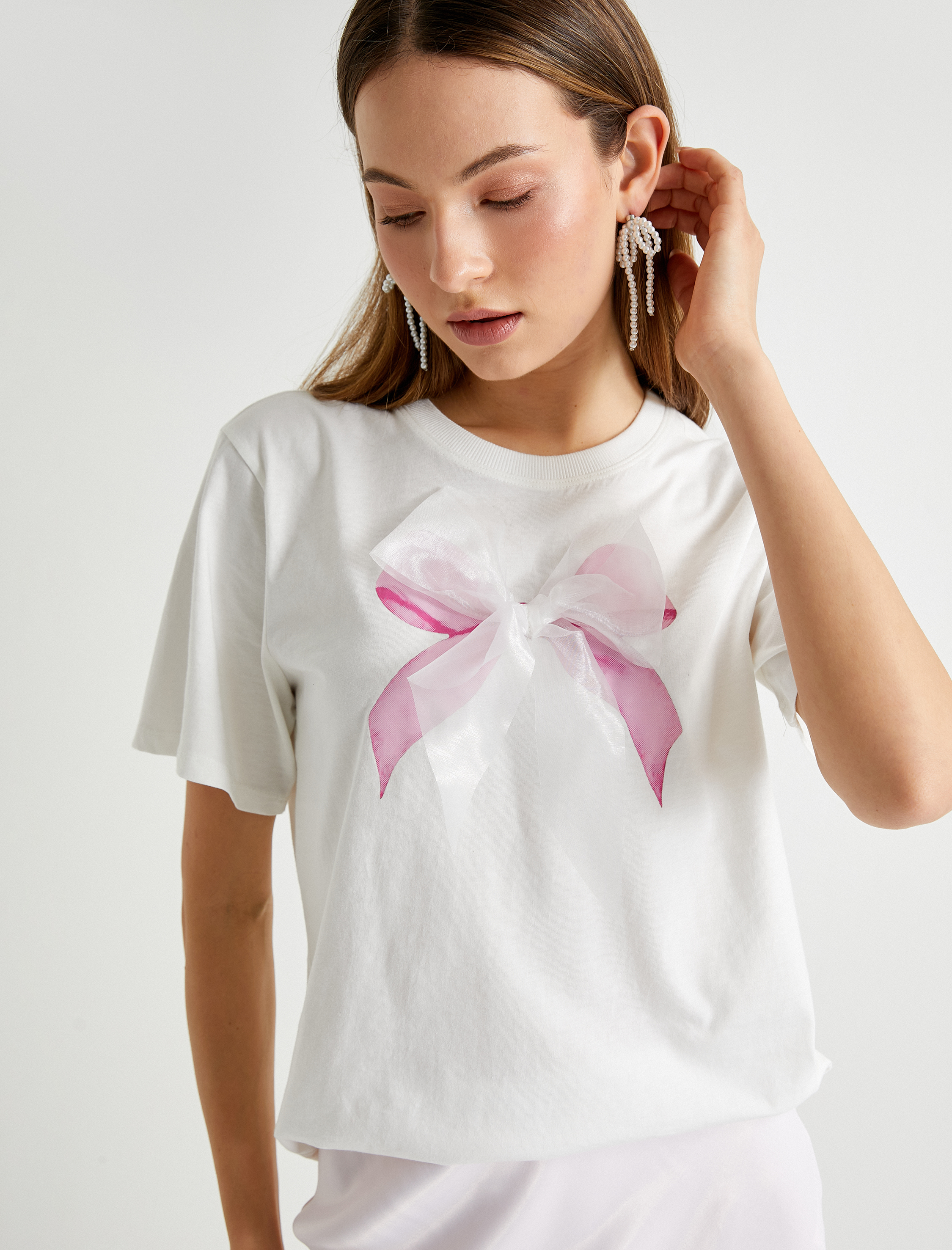 Koton X Tuba Ünsal – Fiyonk Aplike Detaylı T-Shirt Kısa Kollu Bisiklet Yaka