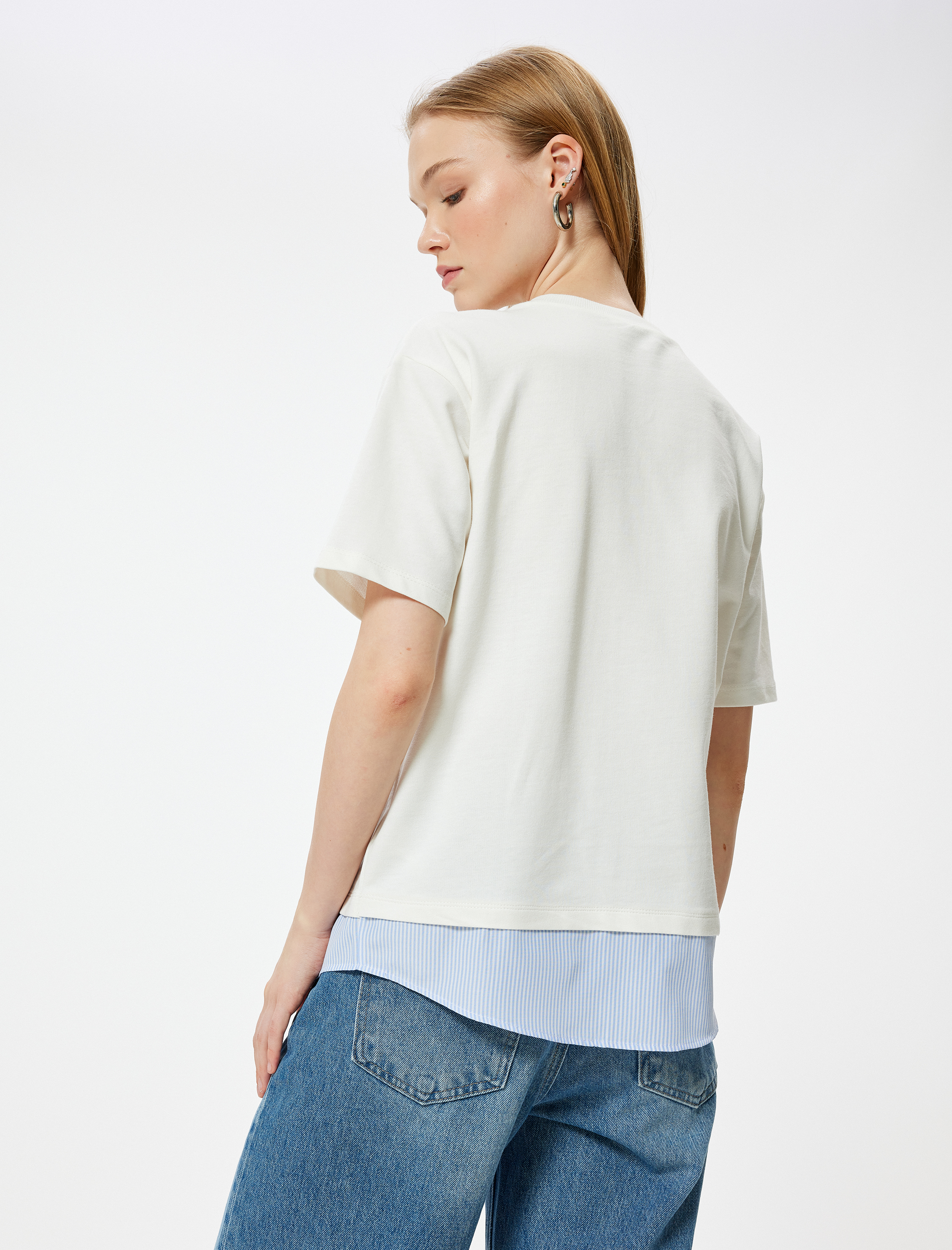   Kolej İşlemeli Tişört Bisiklet Yaka Kumaş Detaylı Kısa Kollu