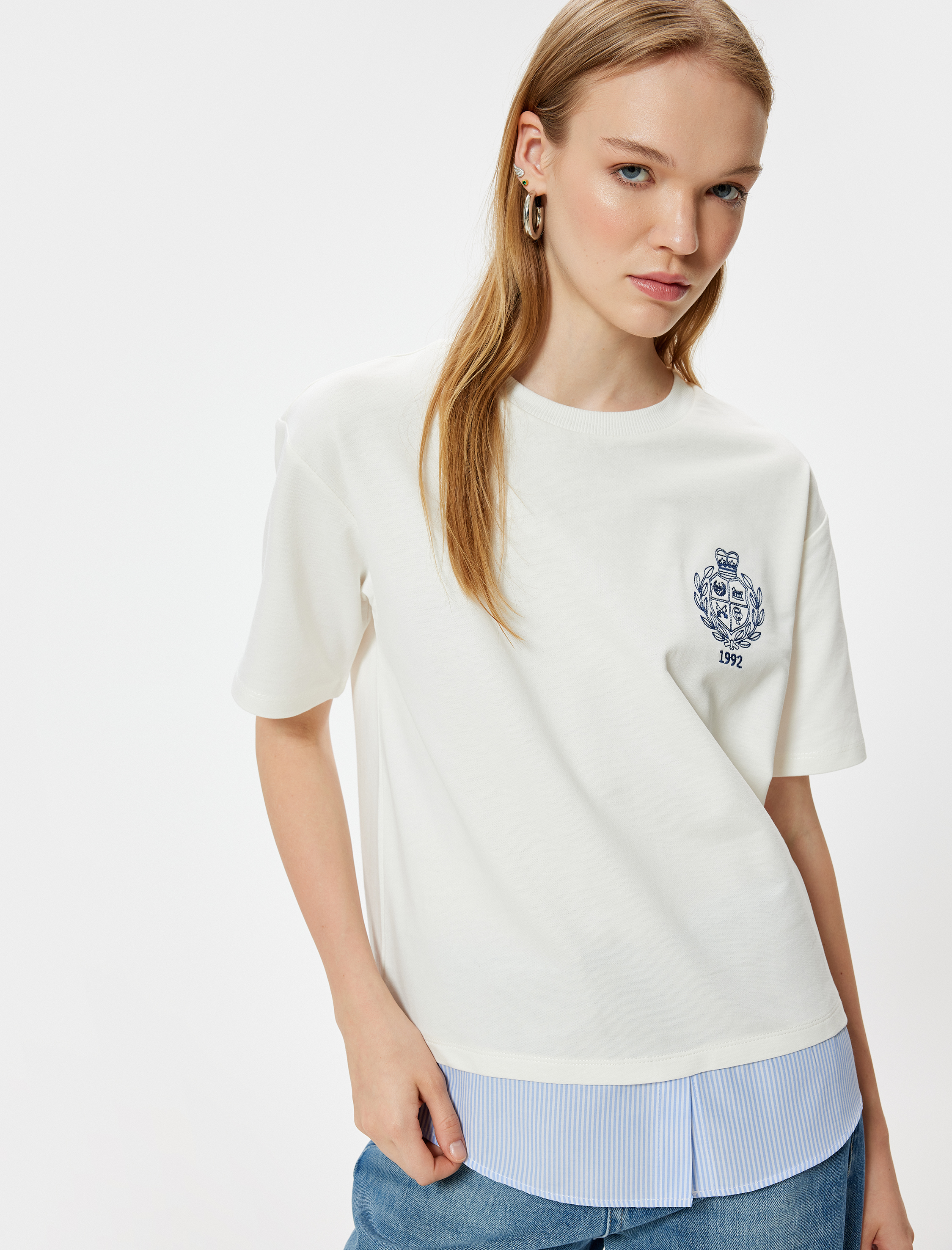   Kolej İşlemeli Tişört Bisiklet Yaka Kumaş Detaylı Kısa Kollu