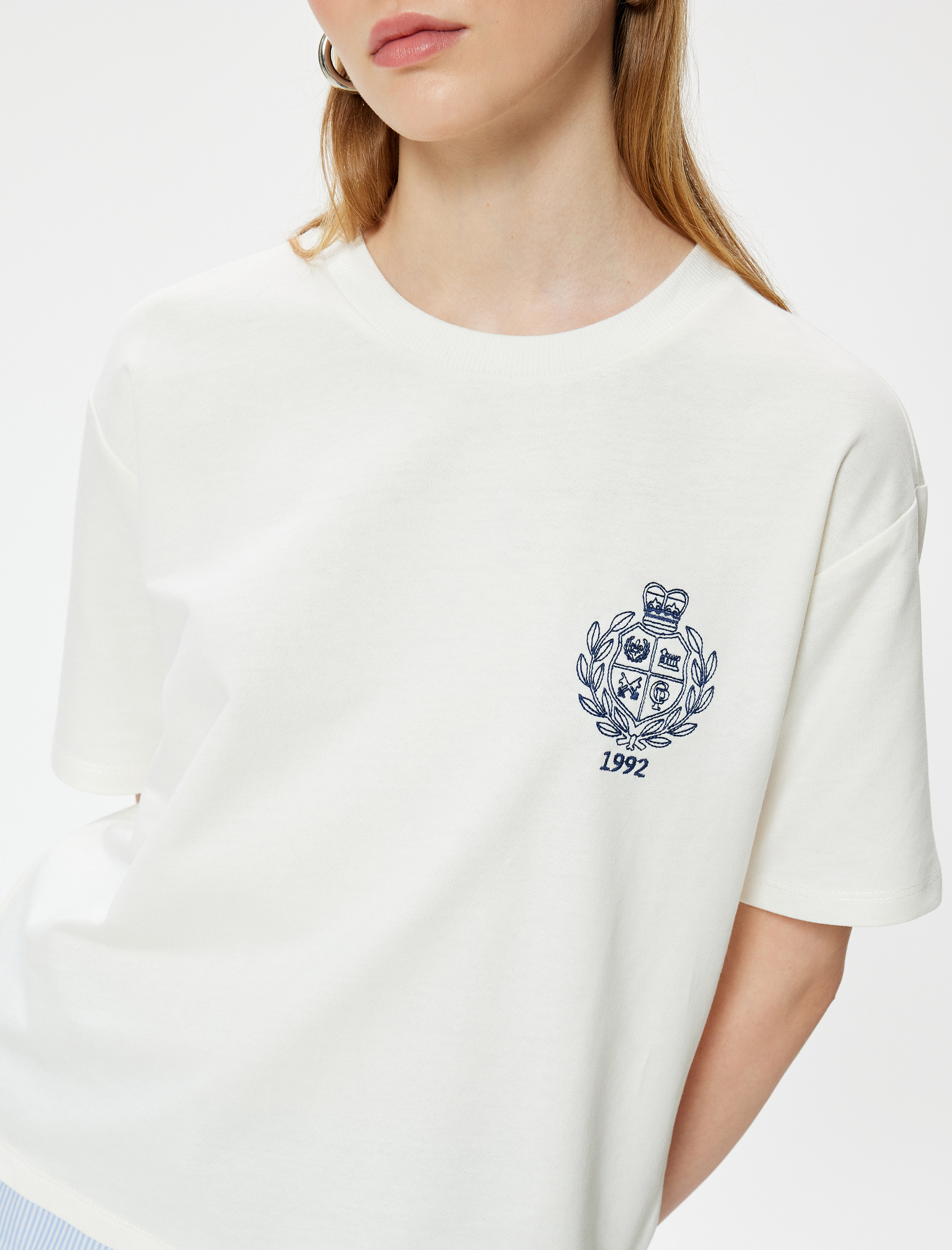   Kolej İşlemeli Tişört Bisiklet Yaka Kumaş Detaylı Kısa Kollu