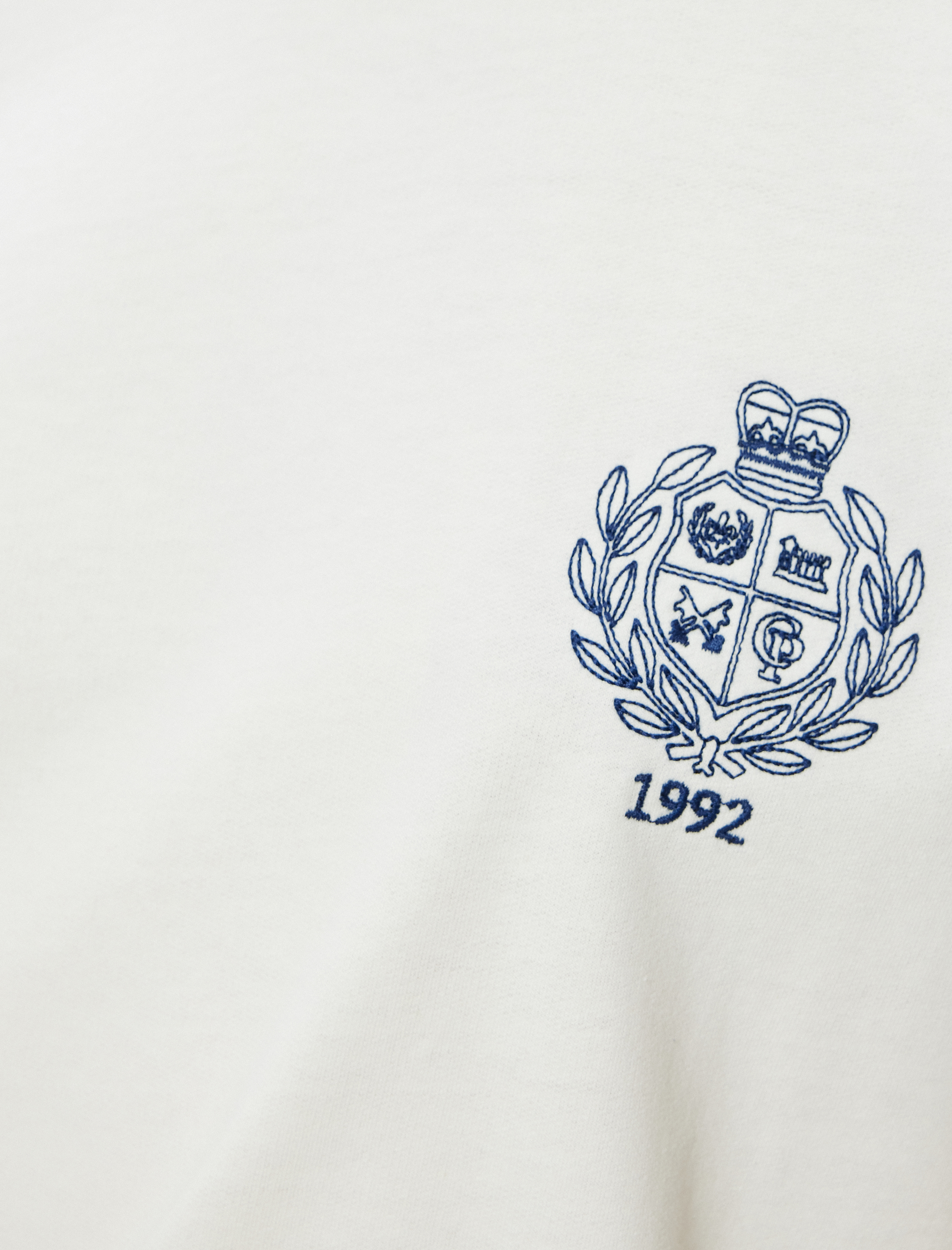   Kolej İşlemeli Tişört Bisiklet Yaka Kumaş Detaylı Kısa Kollu