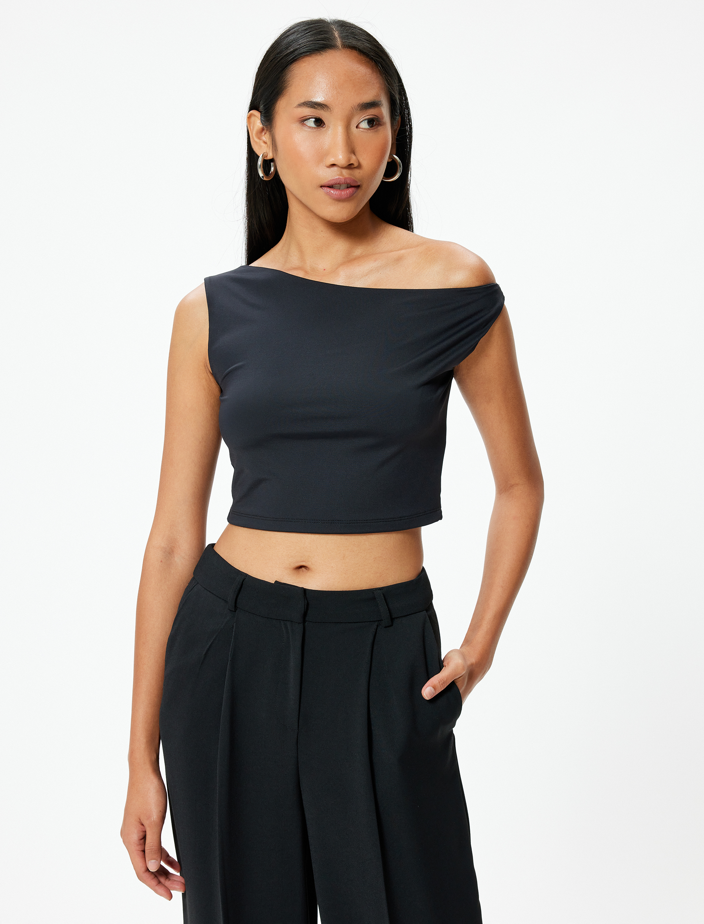   Crop Omzu Açık Tişört Asimetrik Yaka Slim Fit