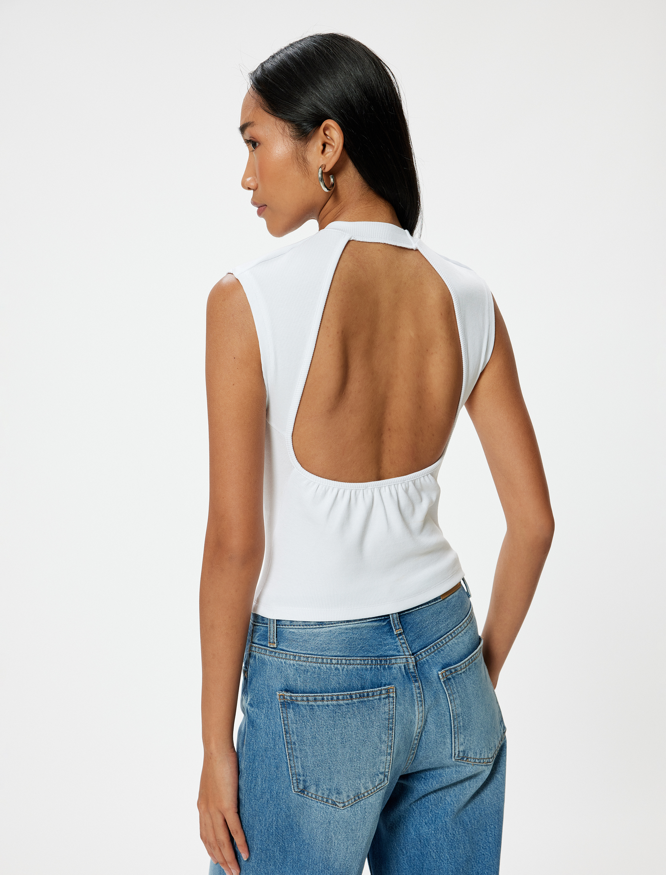   Arkası Pencere Detaylı Kolsuz Body