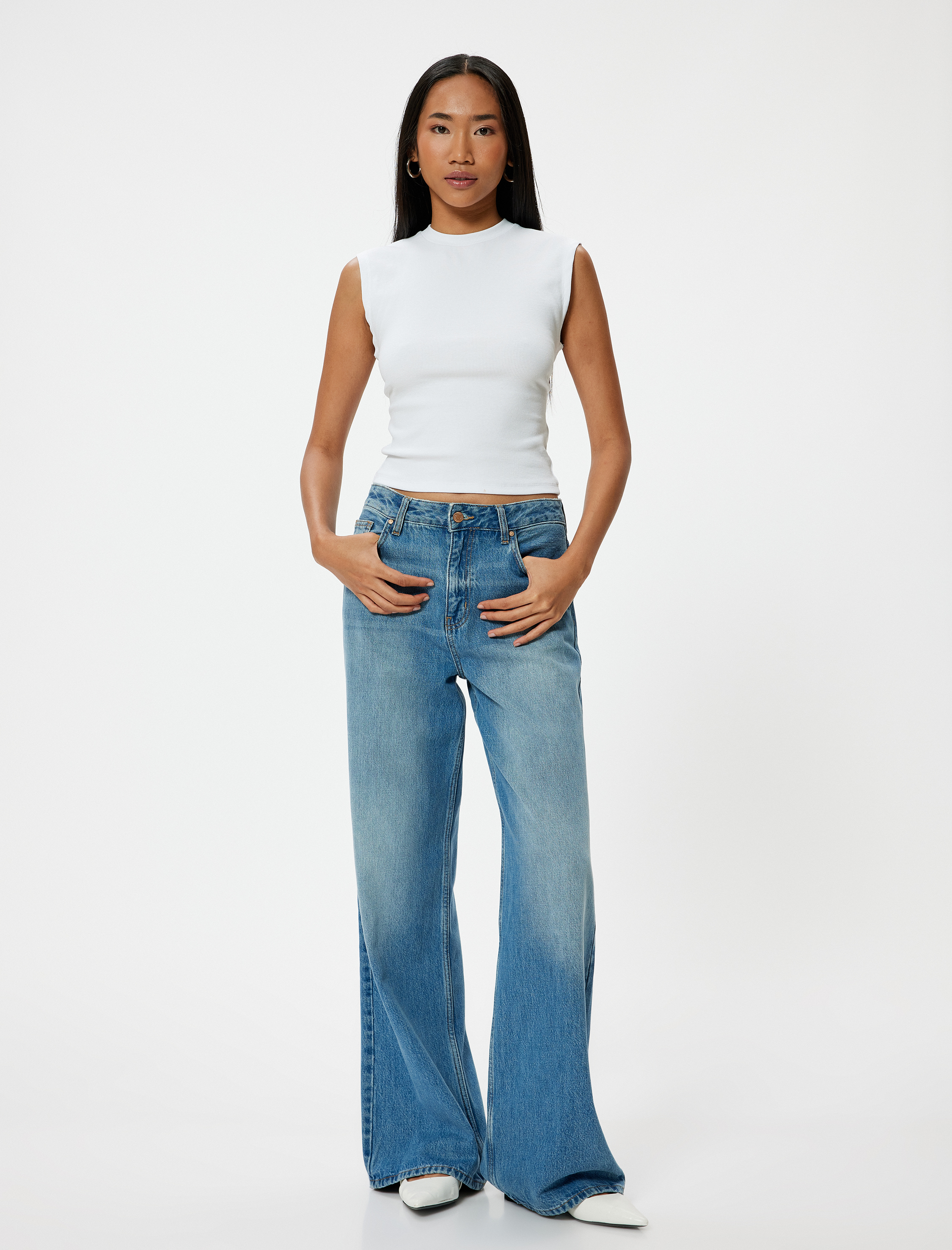   Arkası Pencere Detaylı Kolsuz Body