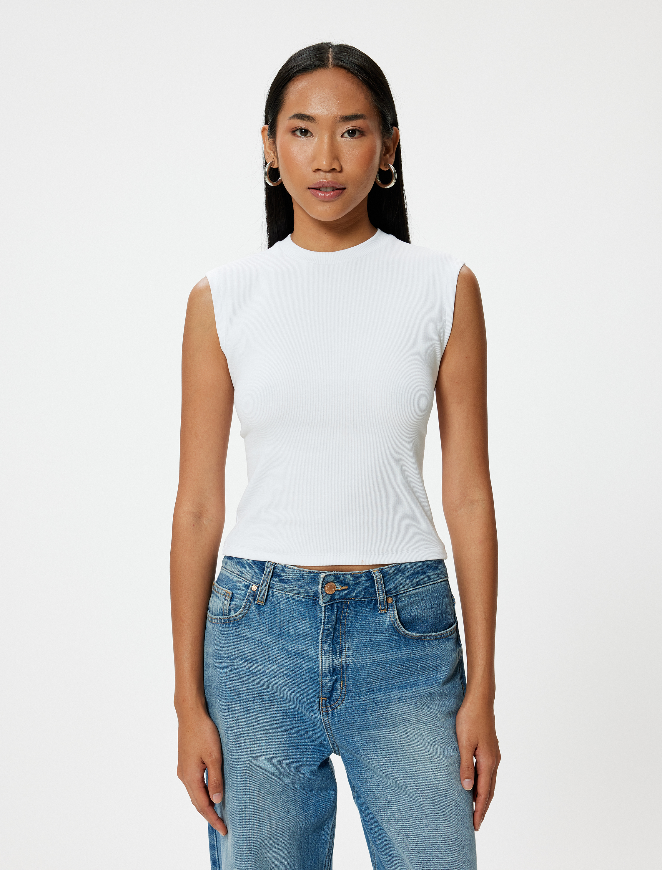   Arkası Pencere Detaylı Kolsuz Body