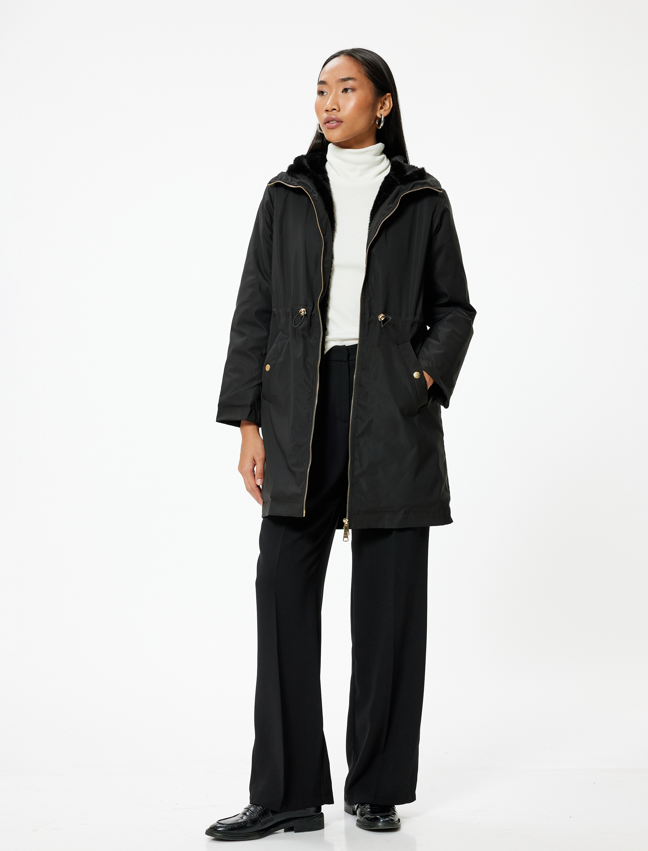 Kapüşonlu Fermuarlı Cepli İçi Suni Kürklü Parka