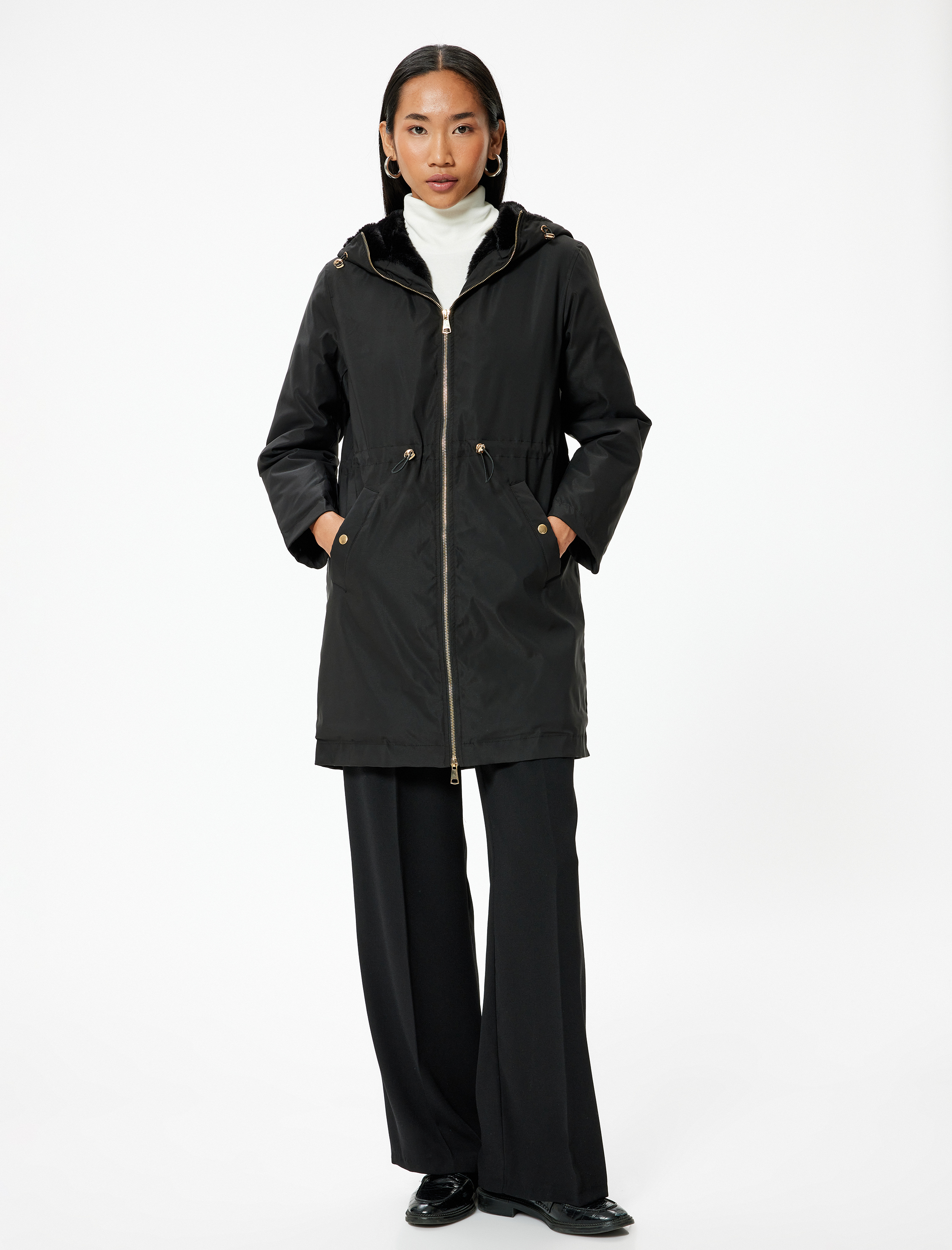 Kapüşonlu Fermuarlı Cepli İçi Suni Kürklü Parka