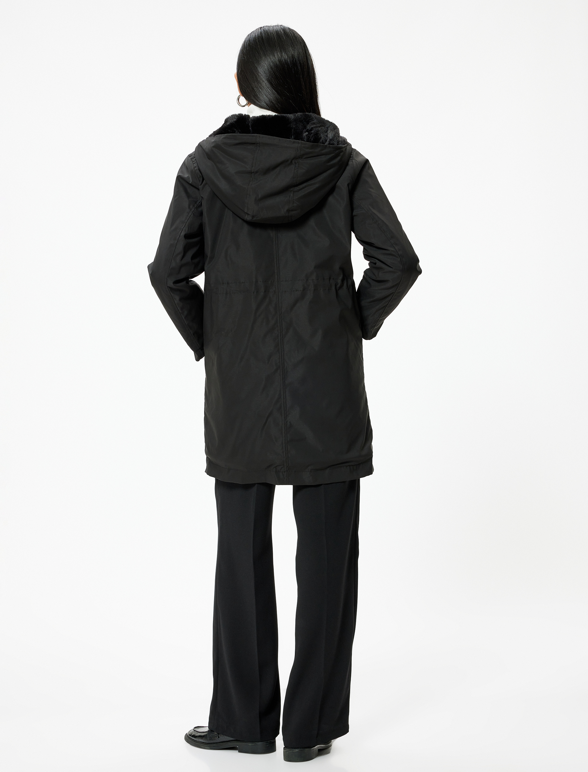 Kapüşonlu Fermuarlı Cepli İçi Suni Kürklü Parka