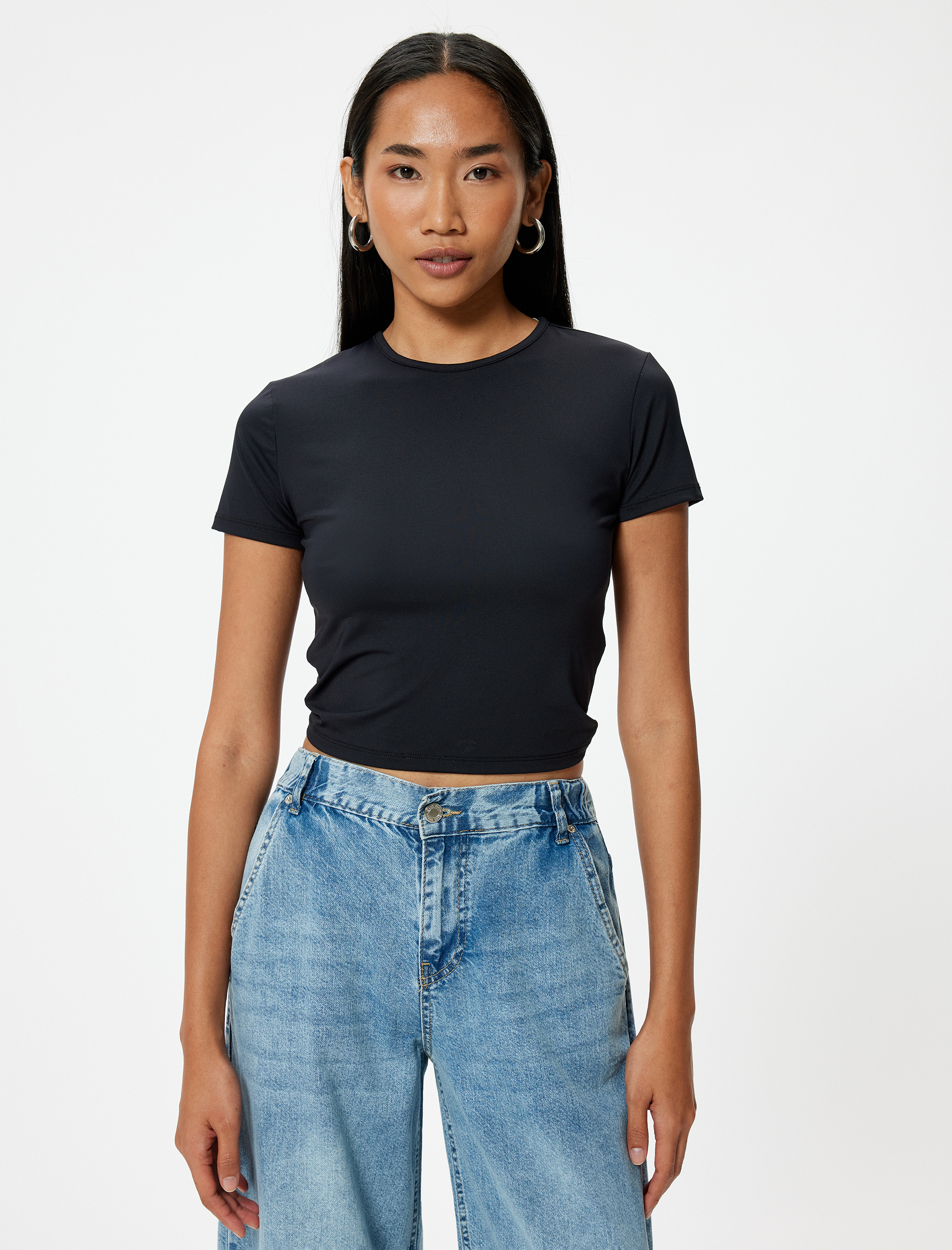   Arkası Pencere Detaylı Body Kısa Kollu Yuvarlak Yaka Slim Fit