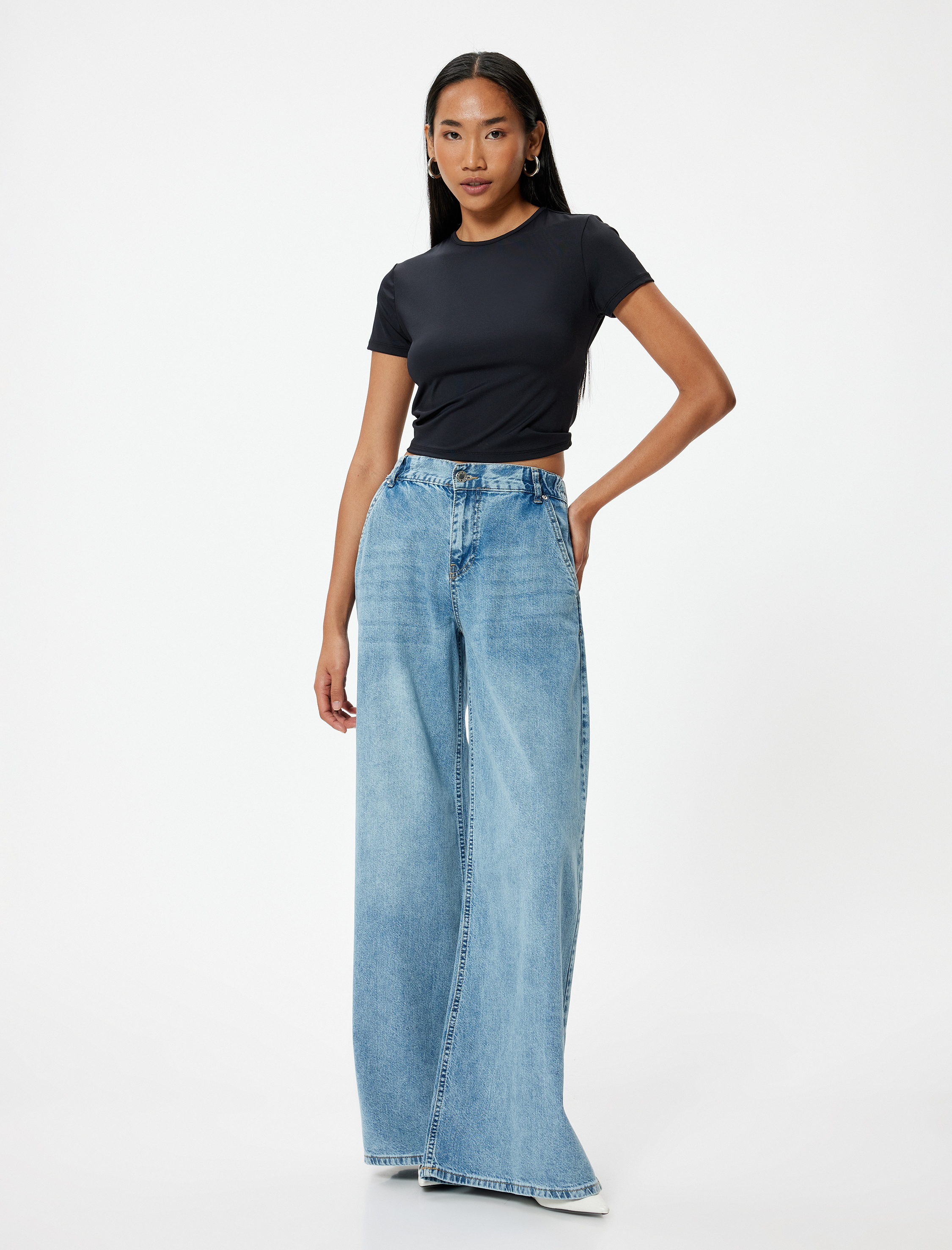   Arkası Pencere Detaylı Body Kısa Kollu Yuvarlak Yaka Slim Fit