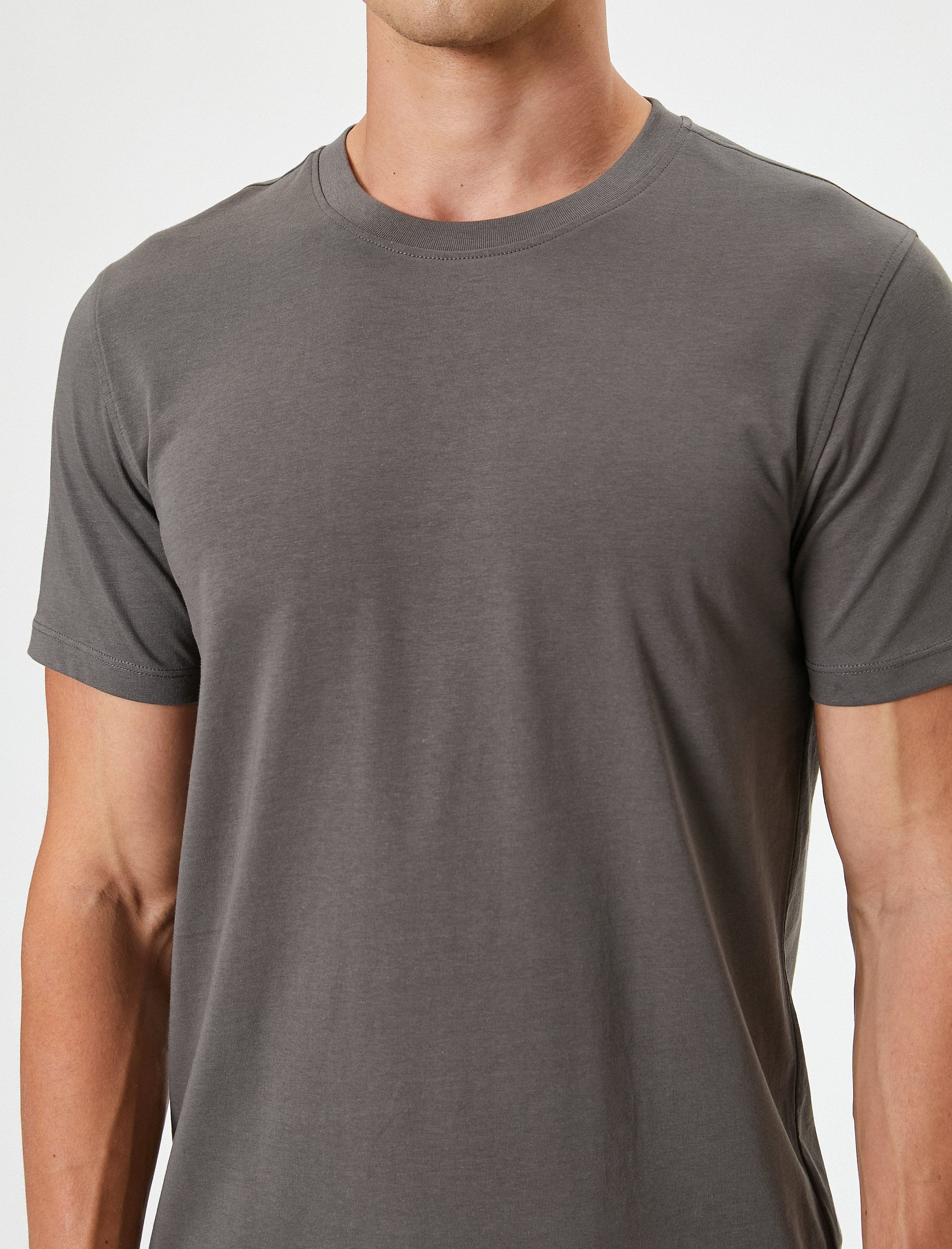   Dar Kesim Pamuklu Kısa Kollu Bisiklet Yaka Basic Tişört