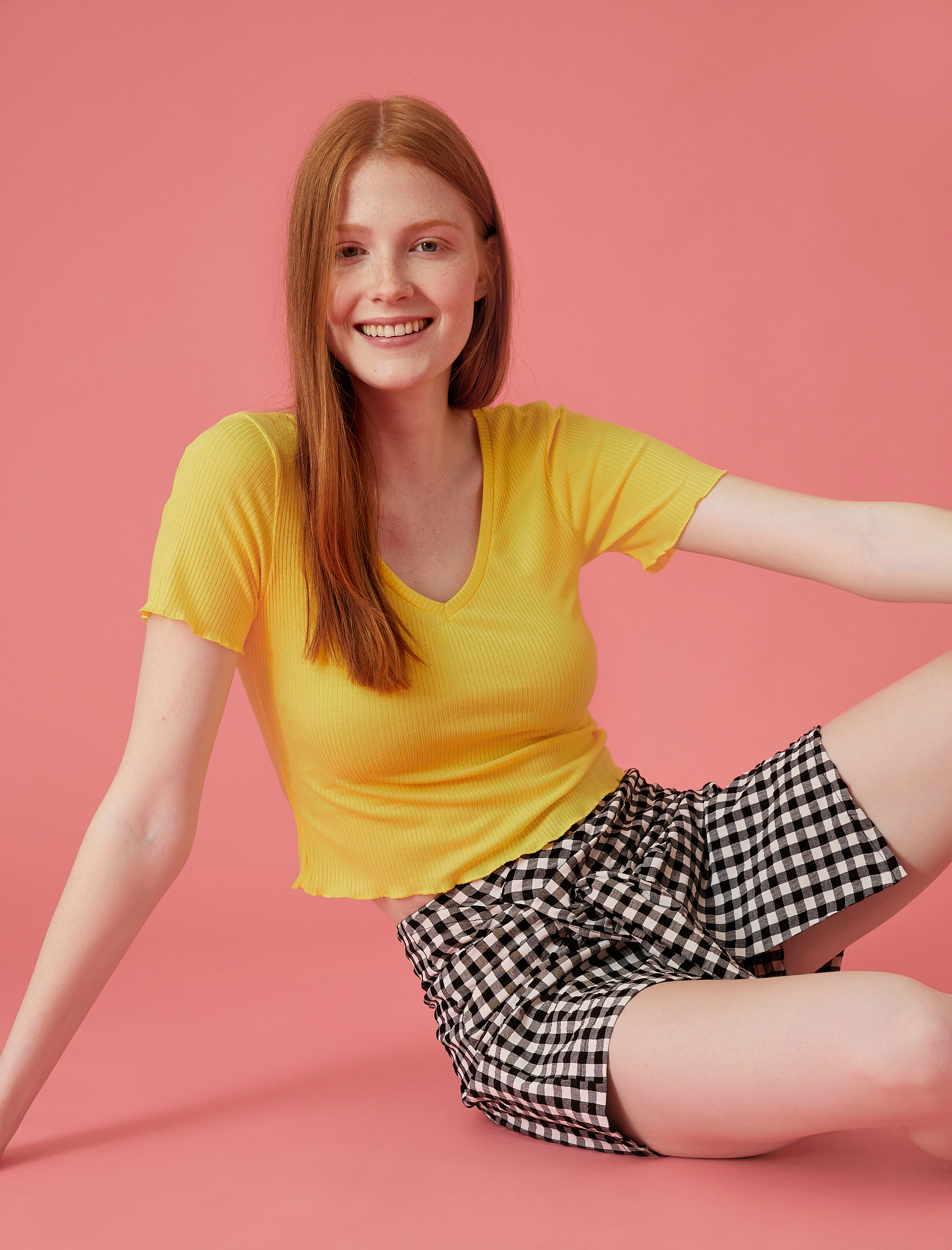   Crop Tişört Fırfır Detaylı Fitilli V Yaka