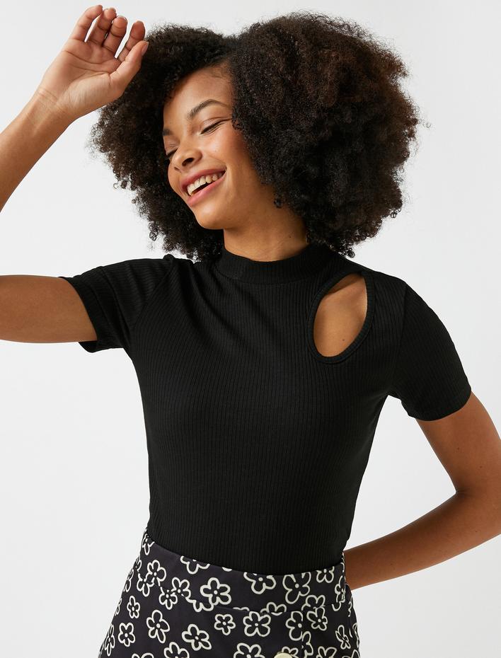  Pencere Detaylı Kısa Kollu Tişört