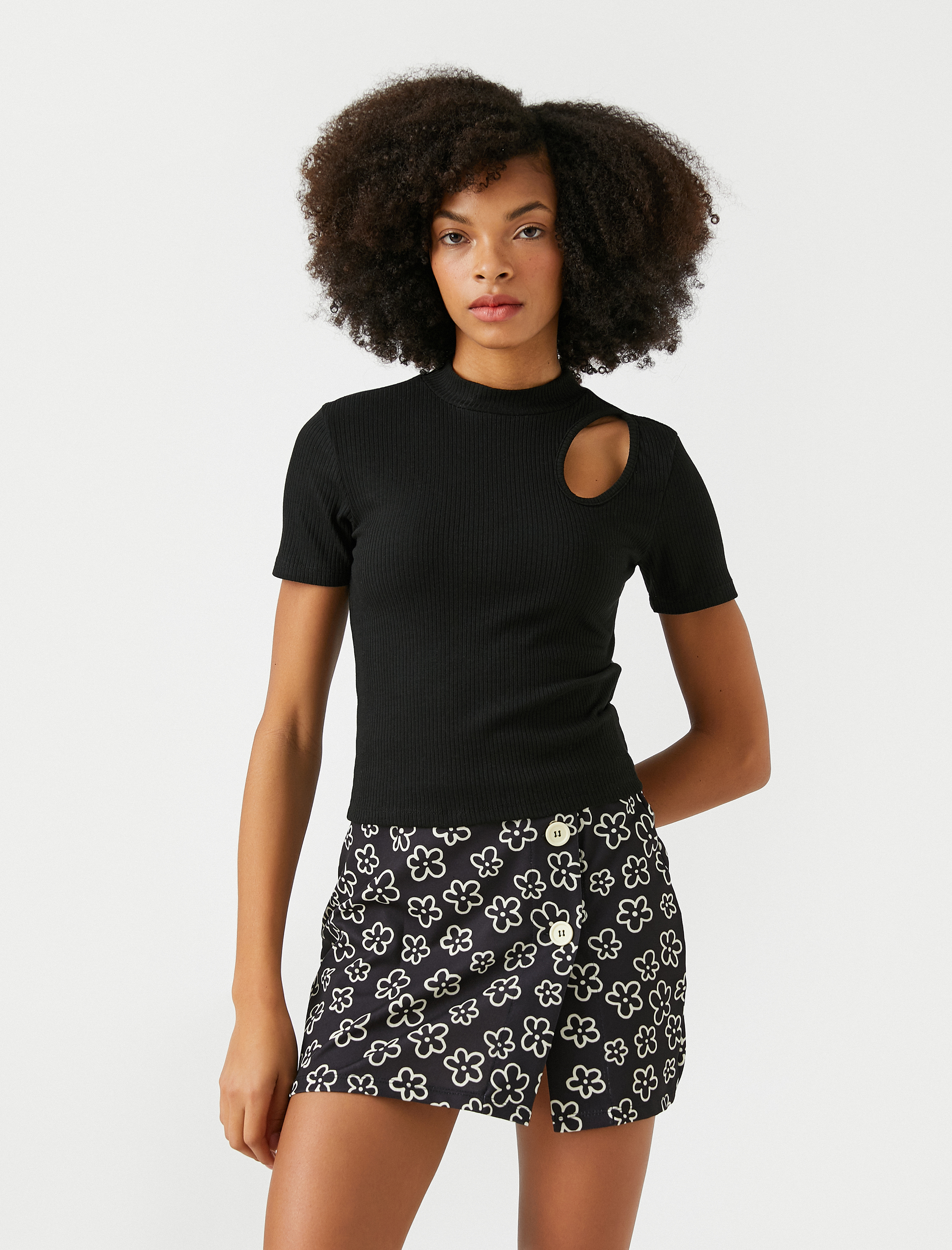   Pencere Detaylı Kısa Kollu Tişört