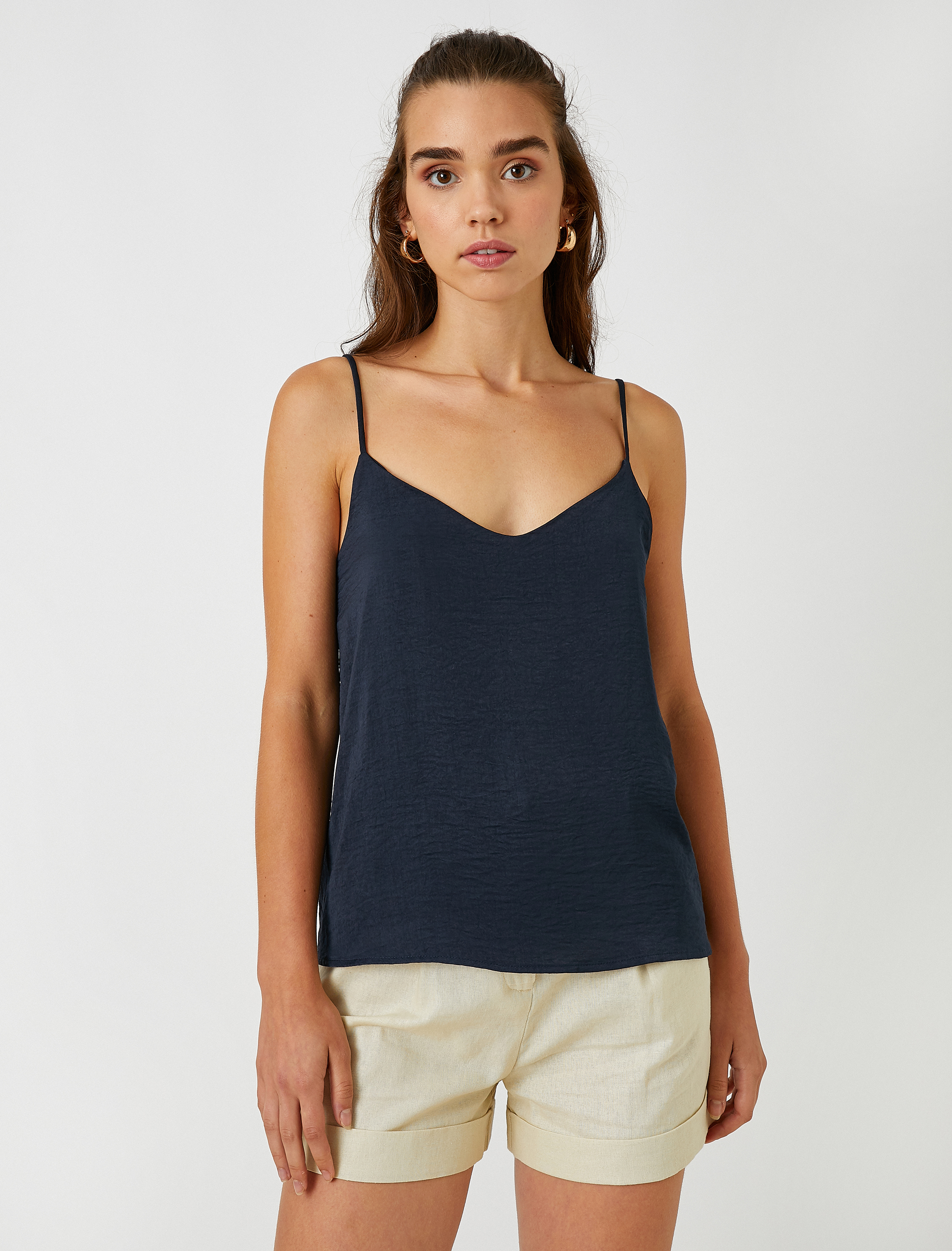   İnce Askılı Atlet V Yaka Saten Görünümlü