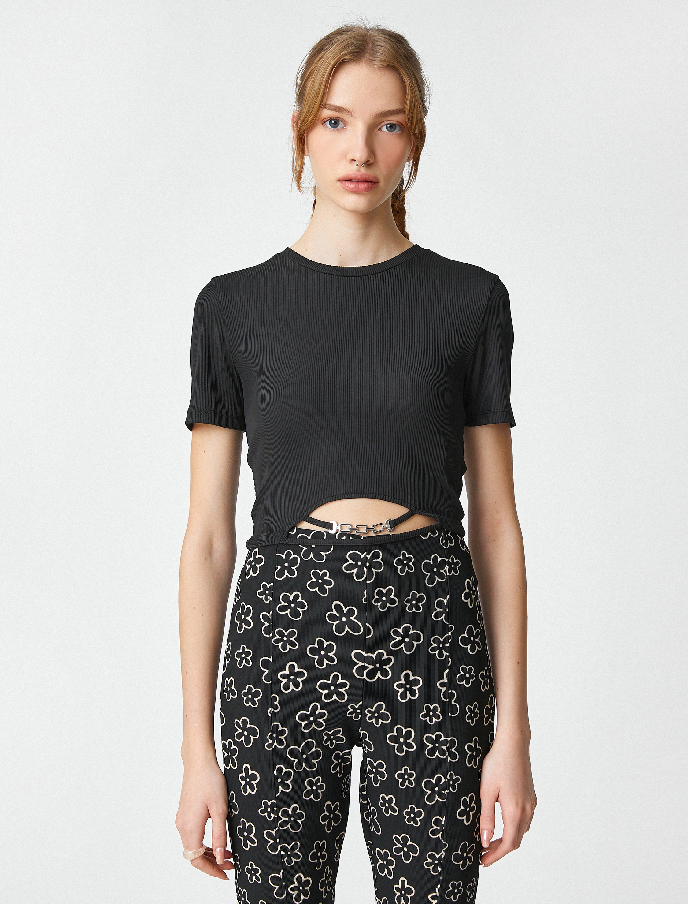   Crop Tshirt Kısa Kollu Bisiklet Yaka Metal Aksesuarlı