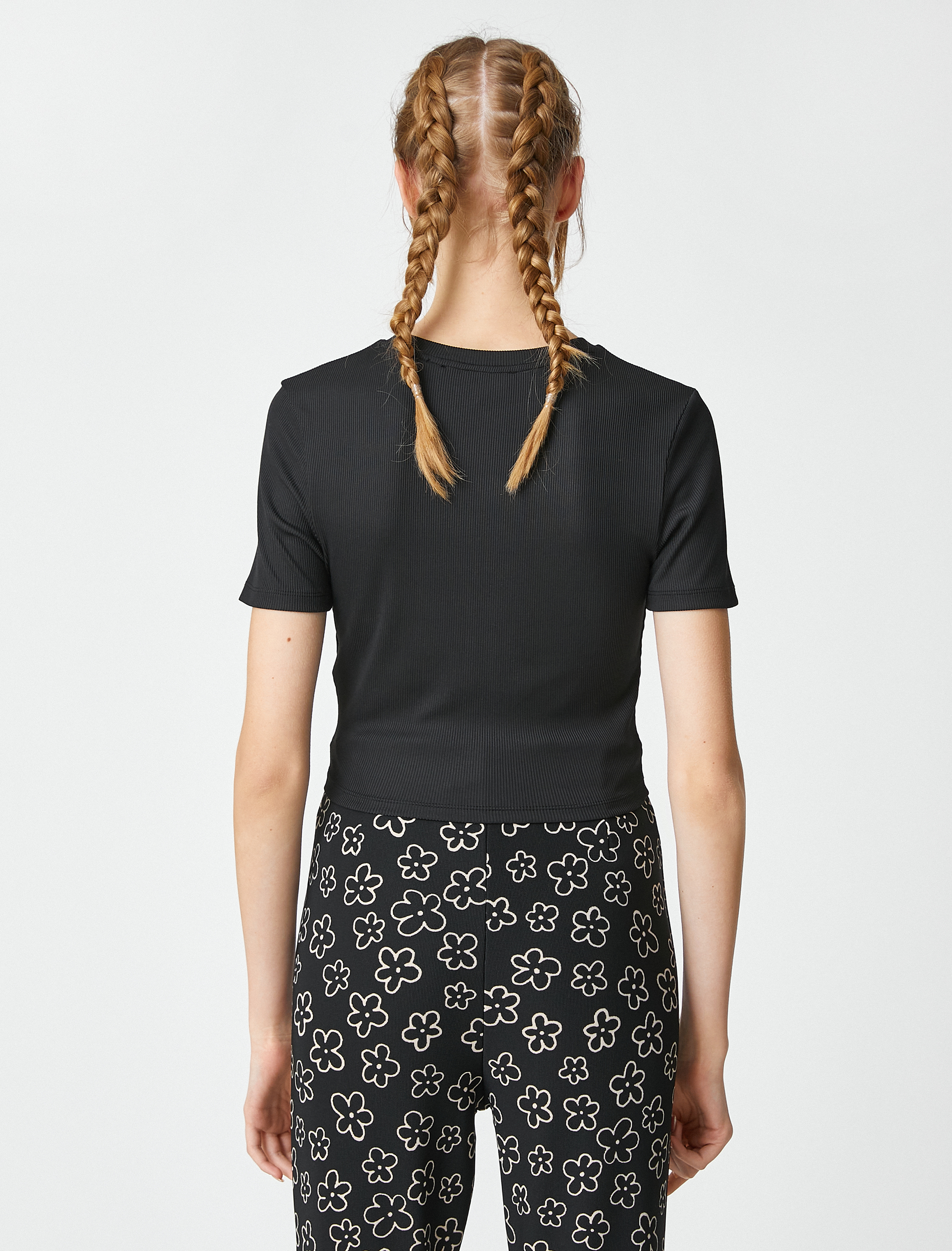   Crop Tshirt Kısa Kollu Bisiklet Yaka Metal Aksesuarlı