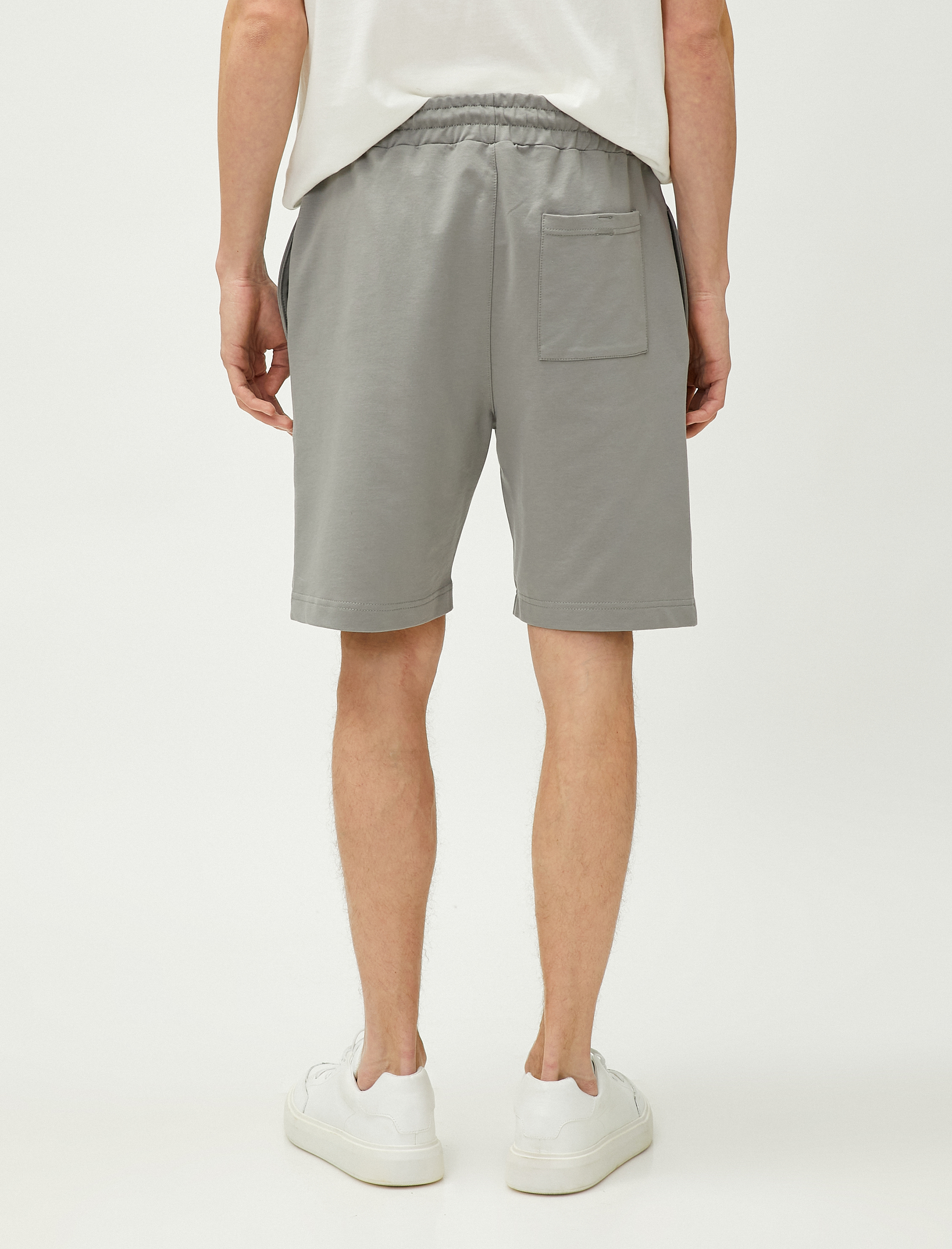   Beli Bağcıklı Şort Dar Kesim Cepli Etiket Baskılı