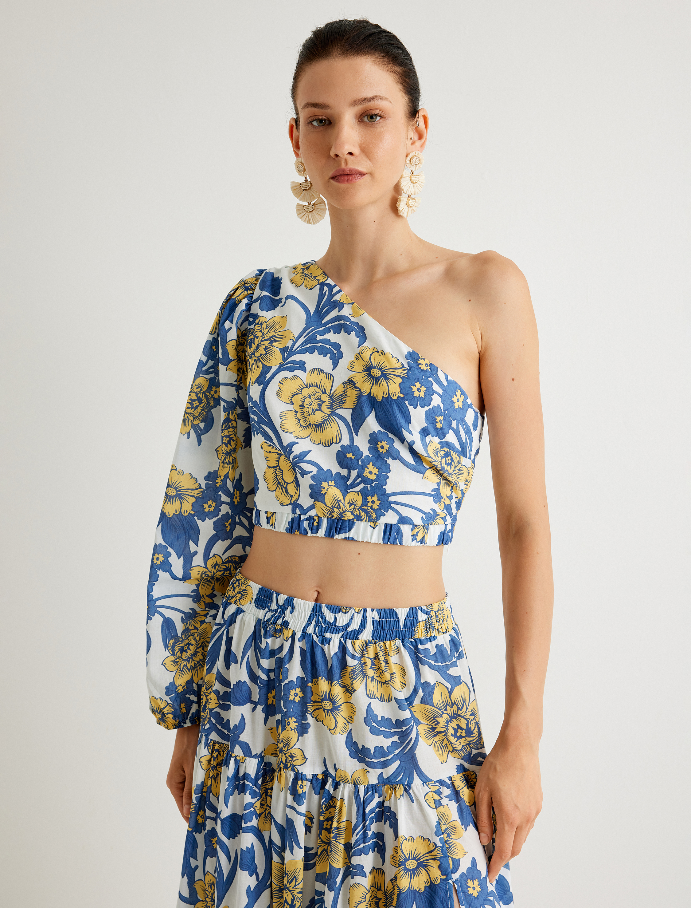   Koton X Melis Ağazat - Çiçekli Tek Omuz Crop Bluz Asimetrik Yaka Uzun Balon Kol Pamuklu