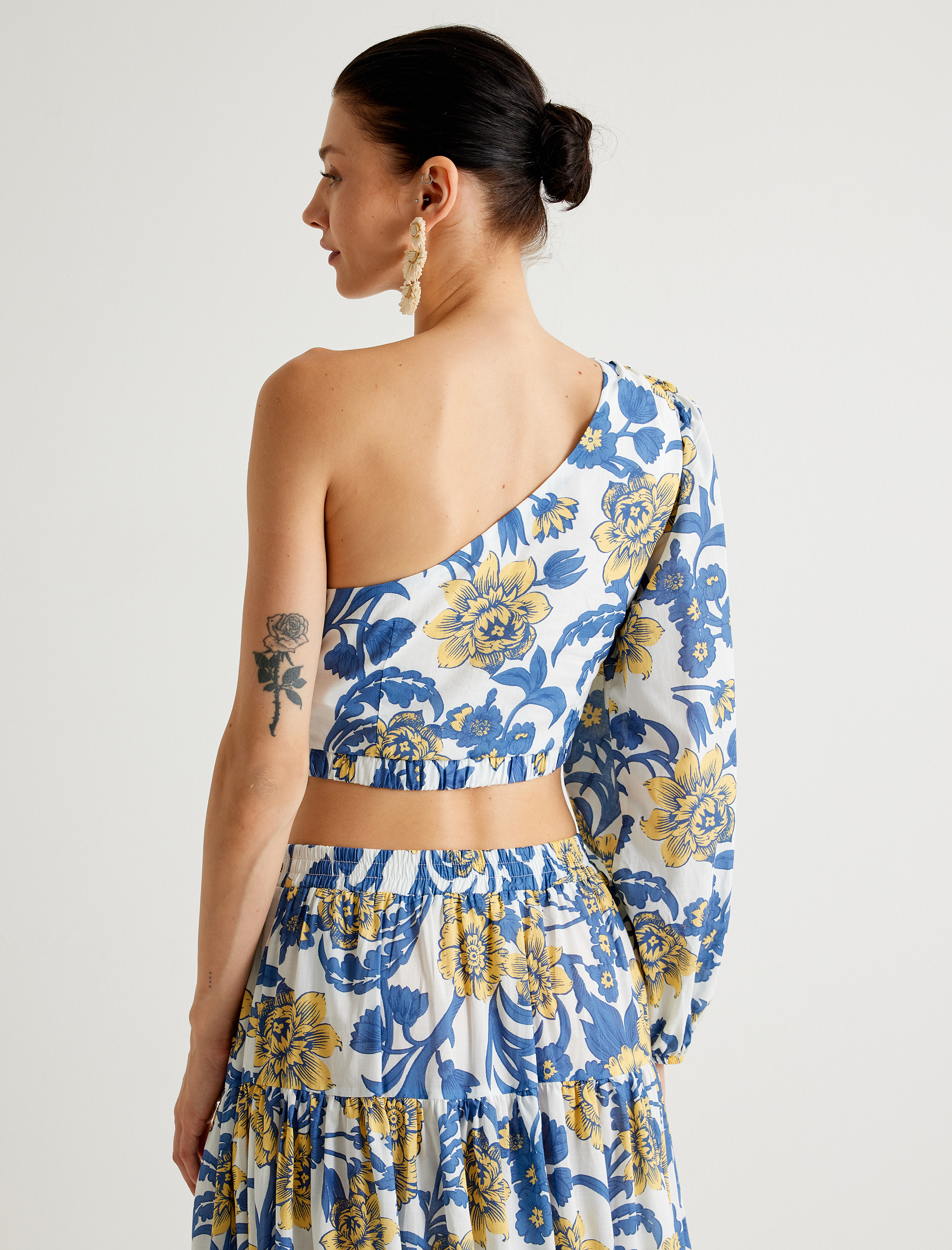   Koton X Melis Ağazat - Çiçekli Tek Omuz Crop Bluz Asimetrik Yaka Uzun Balon Kol Pamuklu