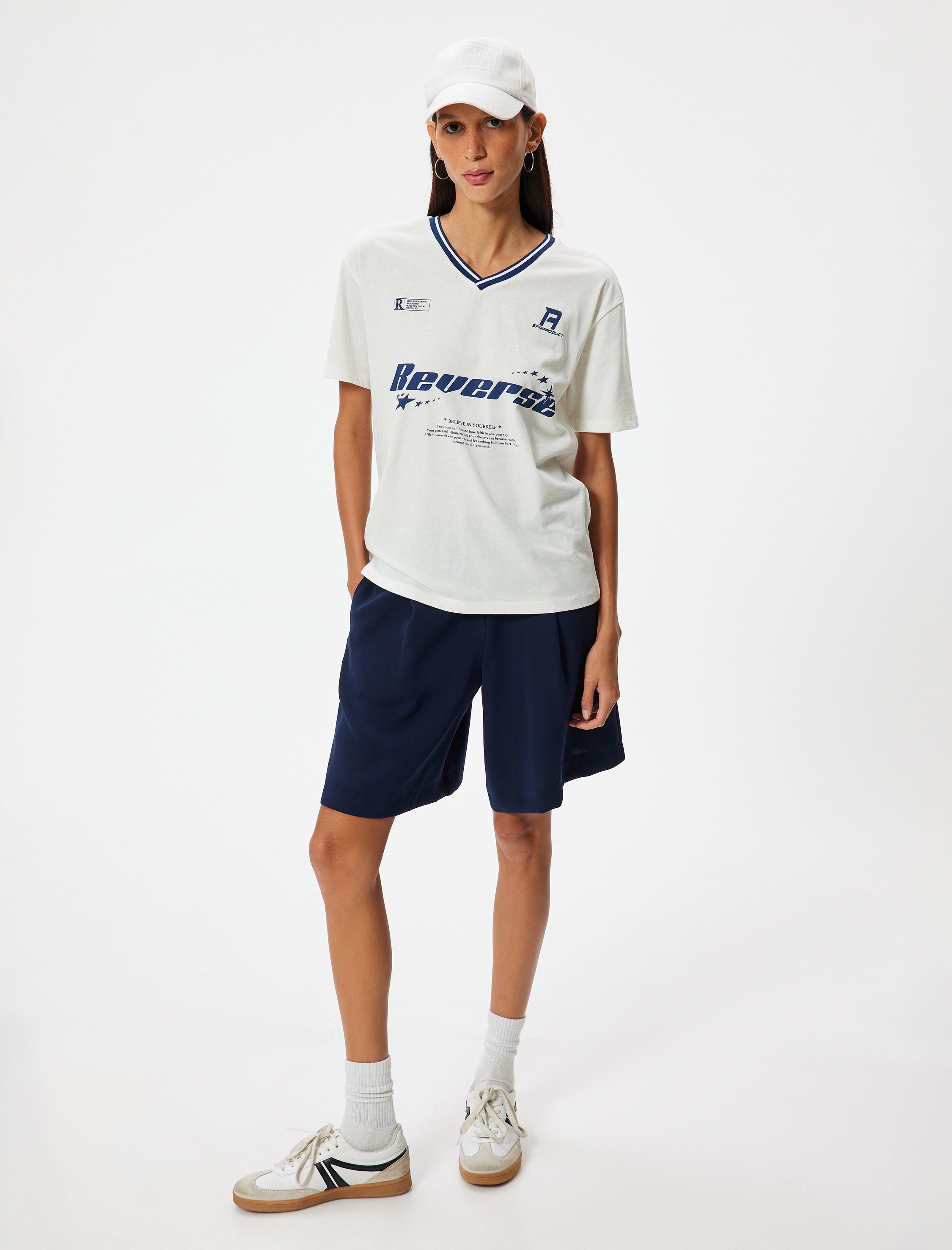   V Yaka Tişört Kolej Baskılı Biyeli Kısa Kollu Pamuklu