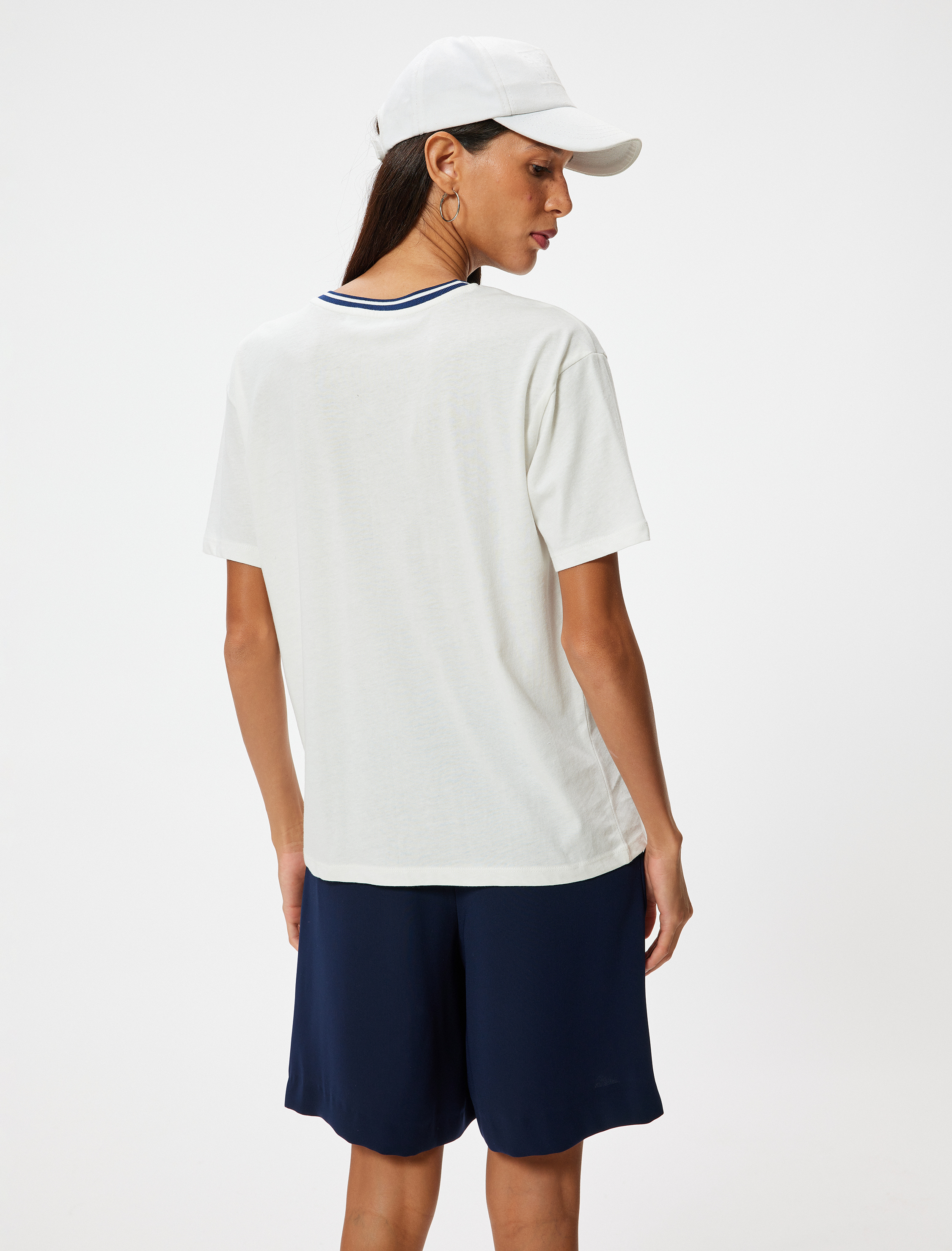   V Yaka Tişört Kolej Baskılı Biyeli Kısa Kollu Pamuklu