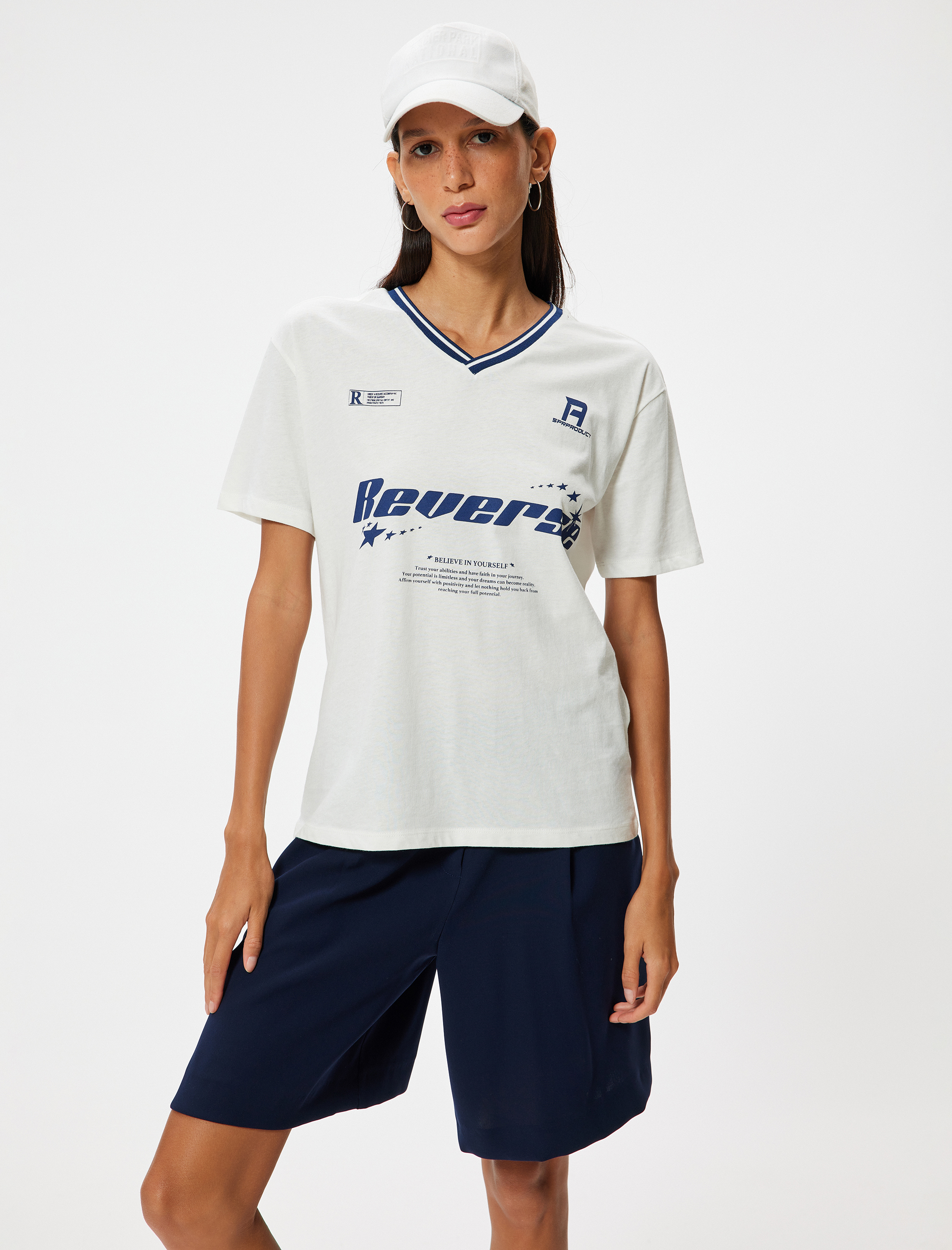   V Yaka Tişört Kolej Baskılı Biyeli Kısa Kollu Pamuklu