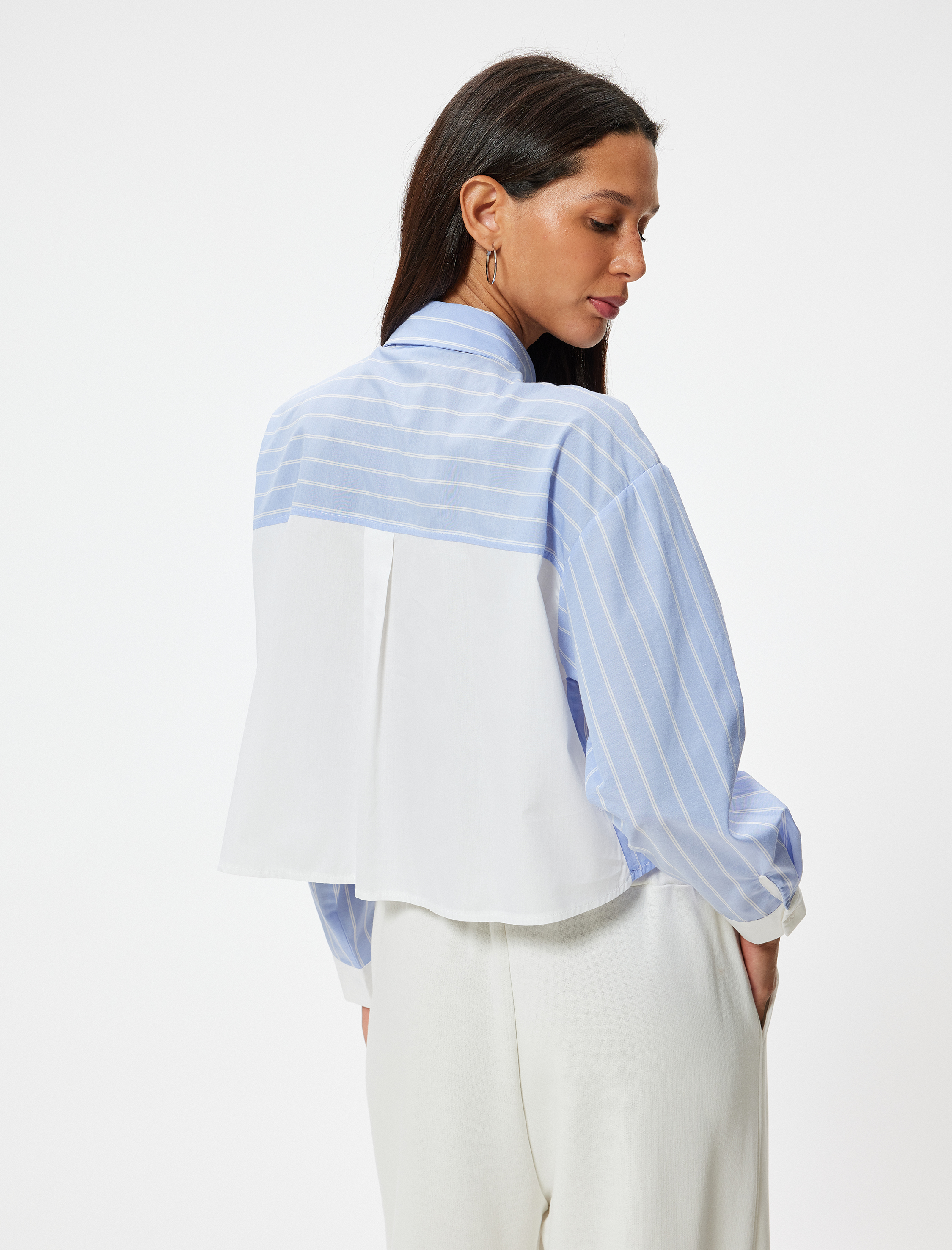   Crop Gömlek Poplin Uzun Kollu Klasik Yaka Düğmeli Parçalı Asimetrik Kesim