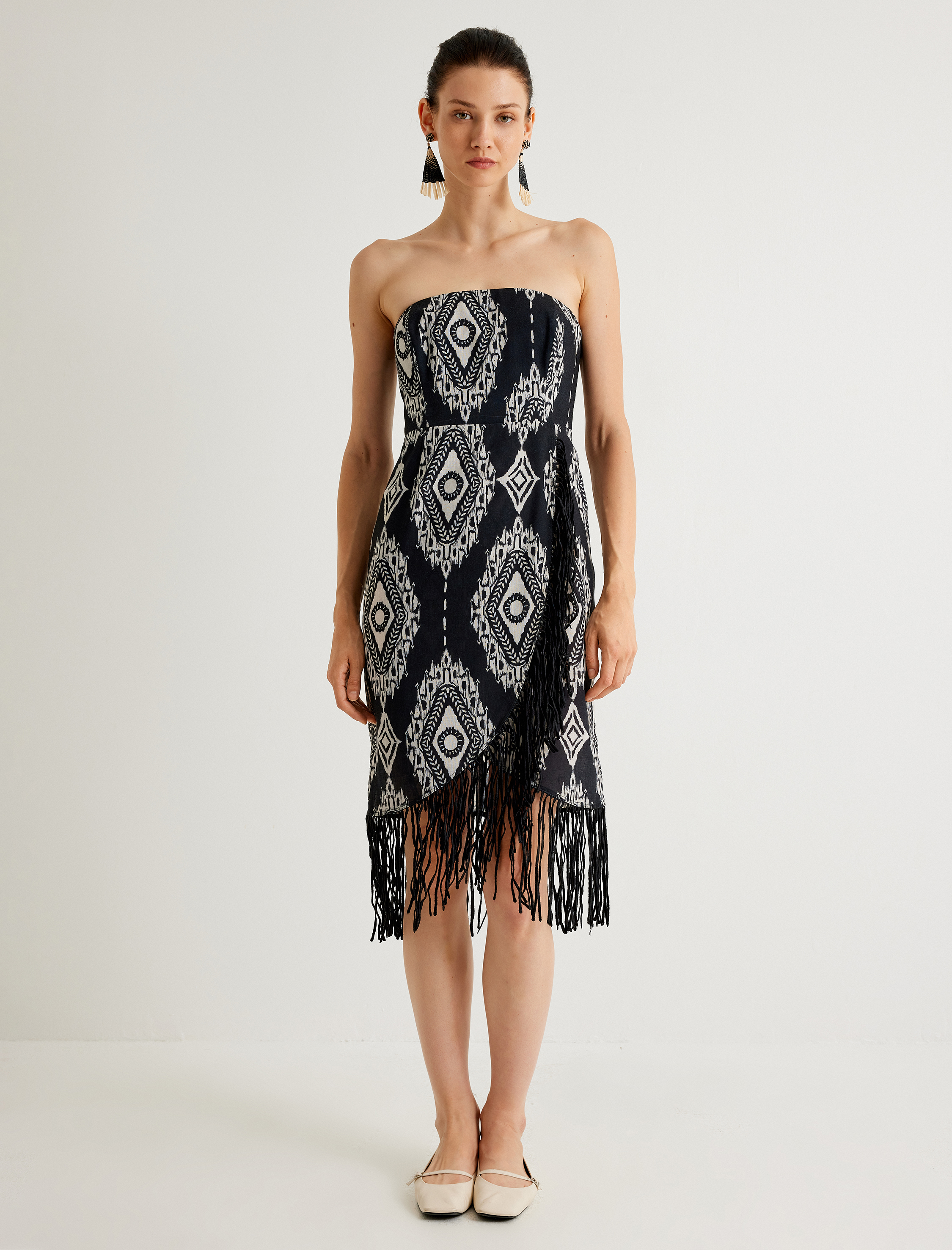 Koton X Melis Ağazat - Straplez Elbise Püskül Detaylı Midi Boy Etnik Desenli Slim Fit