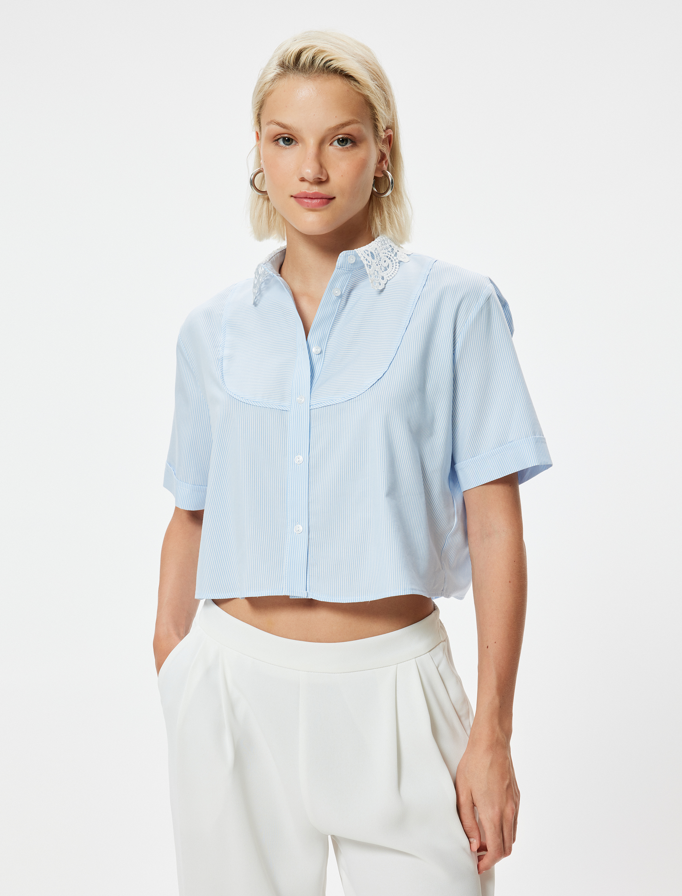   Kısa Kollu Gömlek Dantel Yaka Detaylı