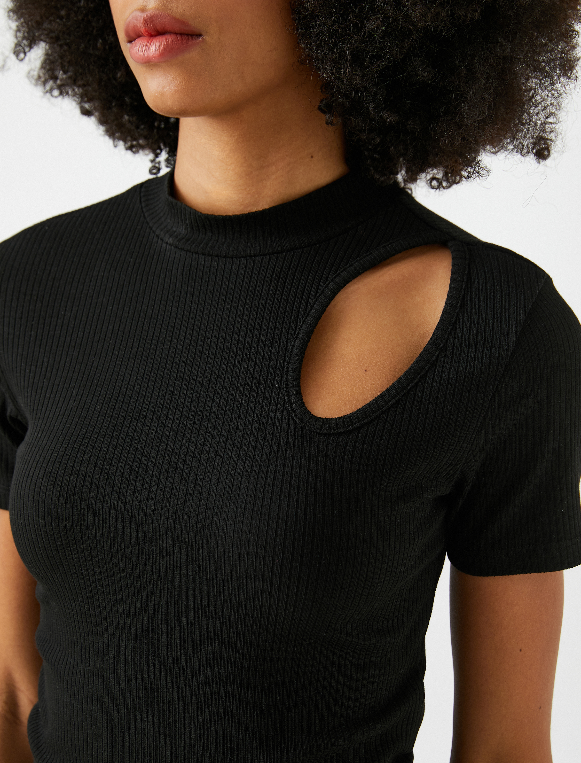   Pencere Detaylı Kısa Kollu Tişört