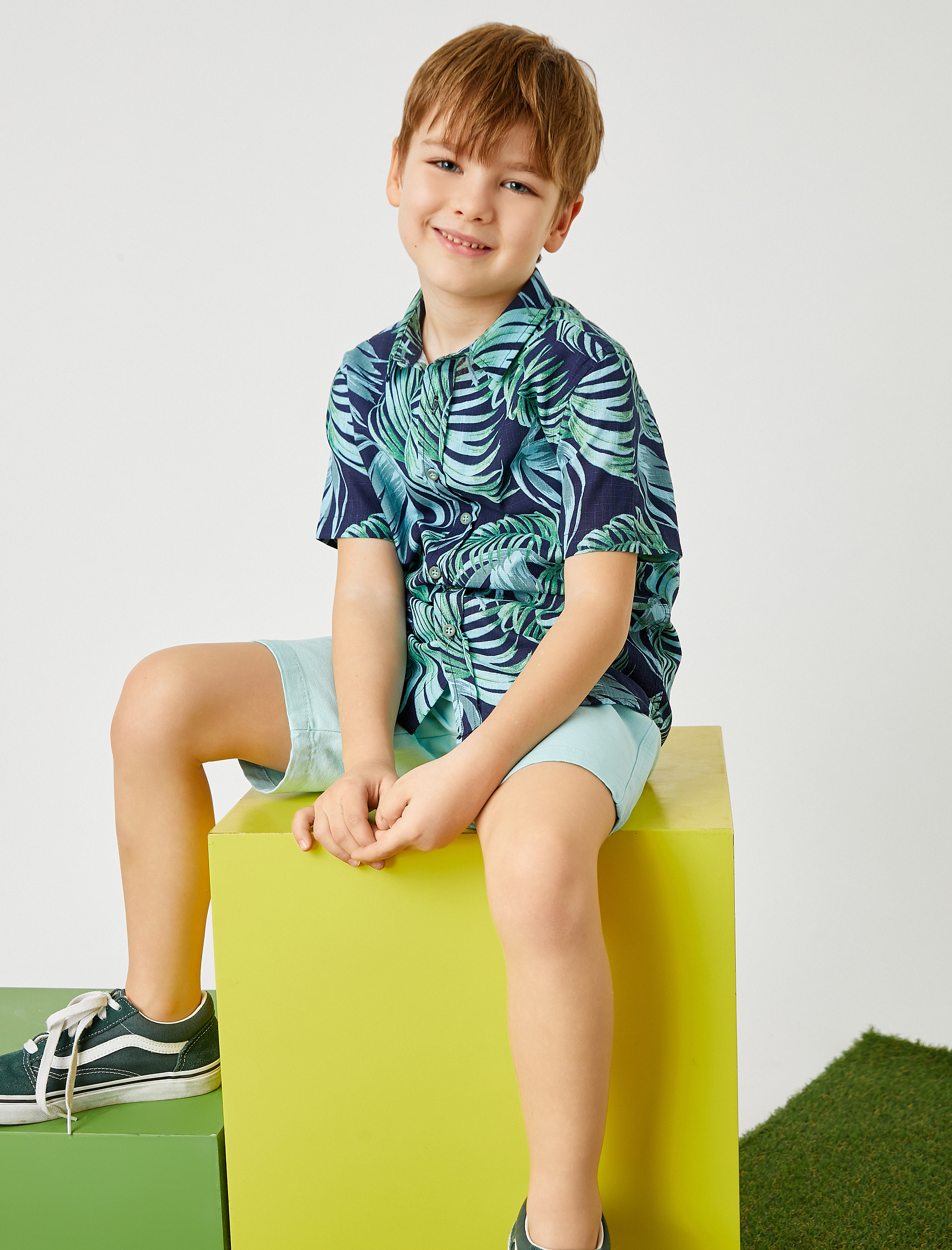 Erkek Çocuk Yaprak Baskılı Kısa Kollu Gömlek