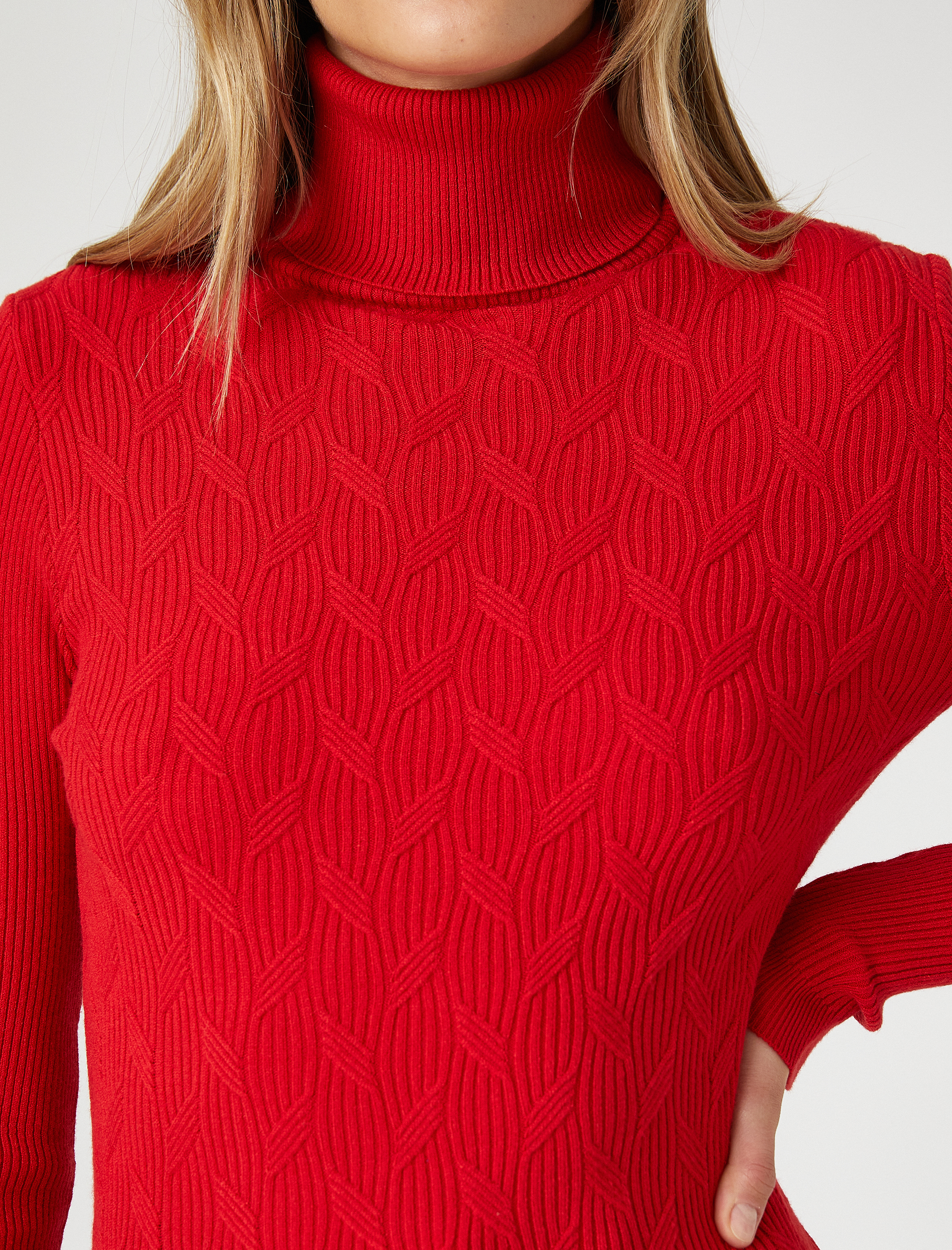   Melis Ağazat X Koton - Dar Kesim Desenli Boğazlı Kazak