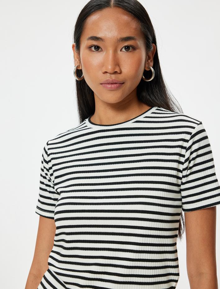  Slim Fit Fitilli Bisiklet Yaka Kısa Kollu Çizgili Tişört