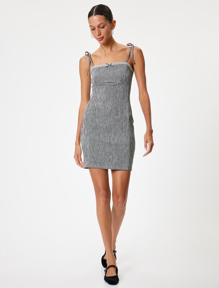  Mini Elbise Pötikareli İp Askılı A Kesim Fiyonk Detaylı Dantelli Yaka Bürümcük