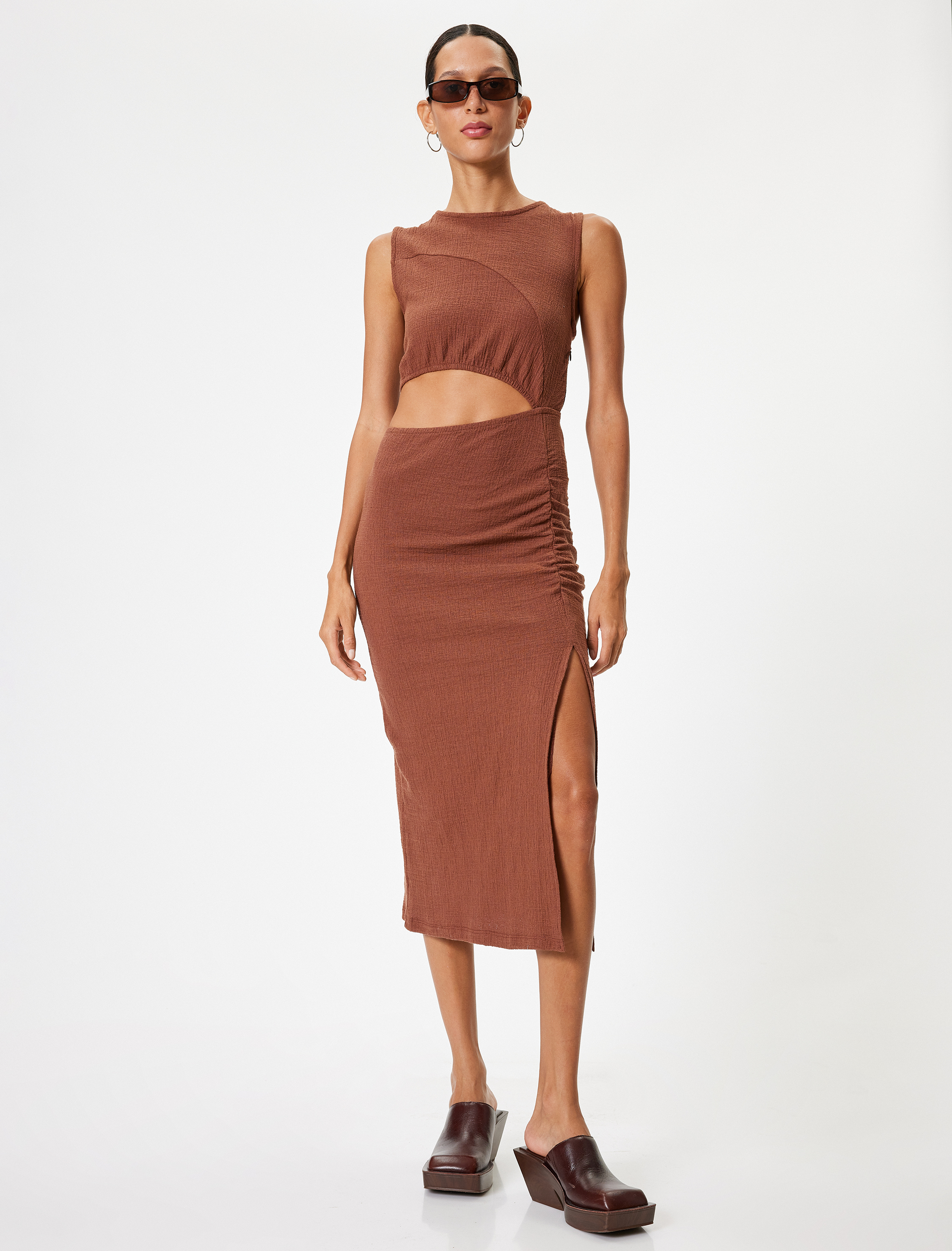   Pencere Detaylı Midi Elbise Kolsuz Yuvarlak Yaka Yırtmaç Detaylı Bürümcük