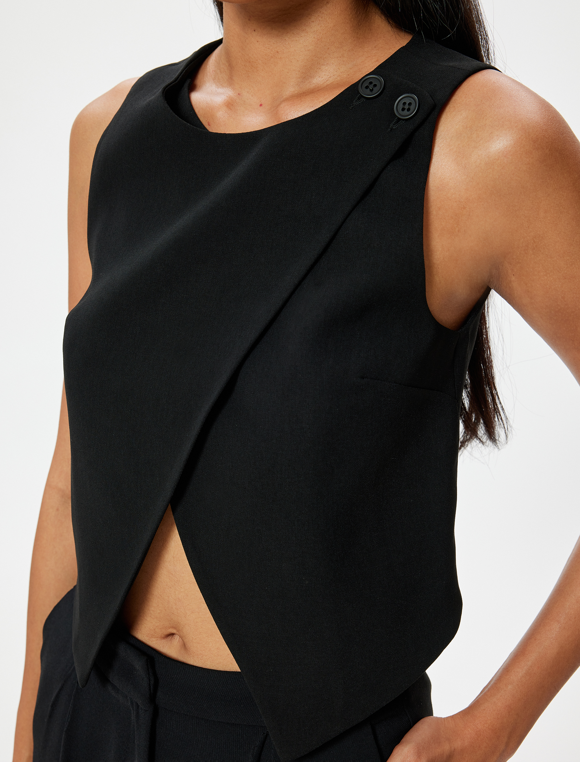 Yuvarlak Yaka Omuzdan Düğme Detaylı Asimetrik Kesim Kruvaze Crop Yelek