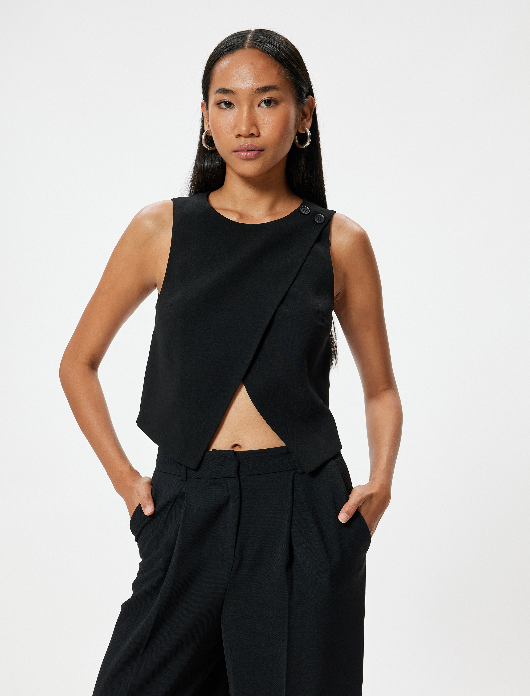 Yuvarlak Yaka Omuzdan Düğme Detaylı Asimetrik Kesim Kruvaze Crop Yelek