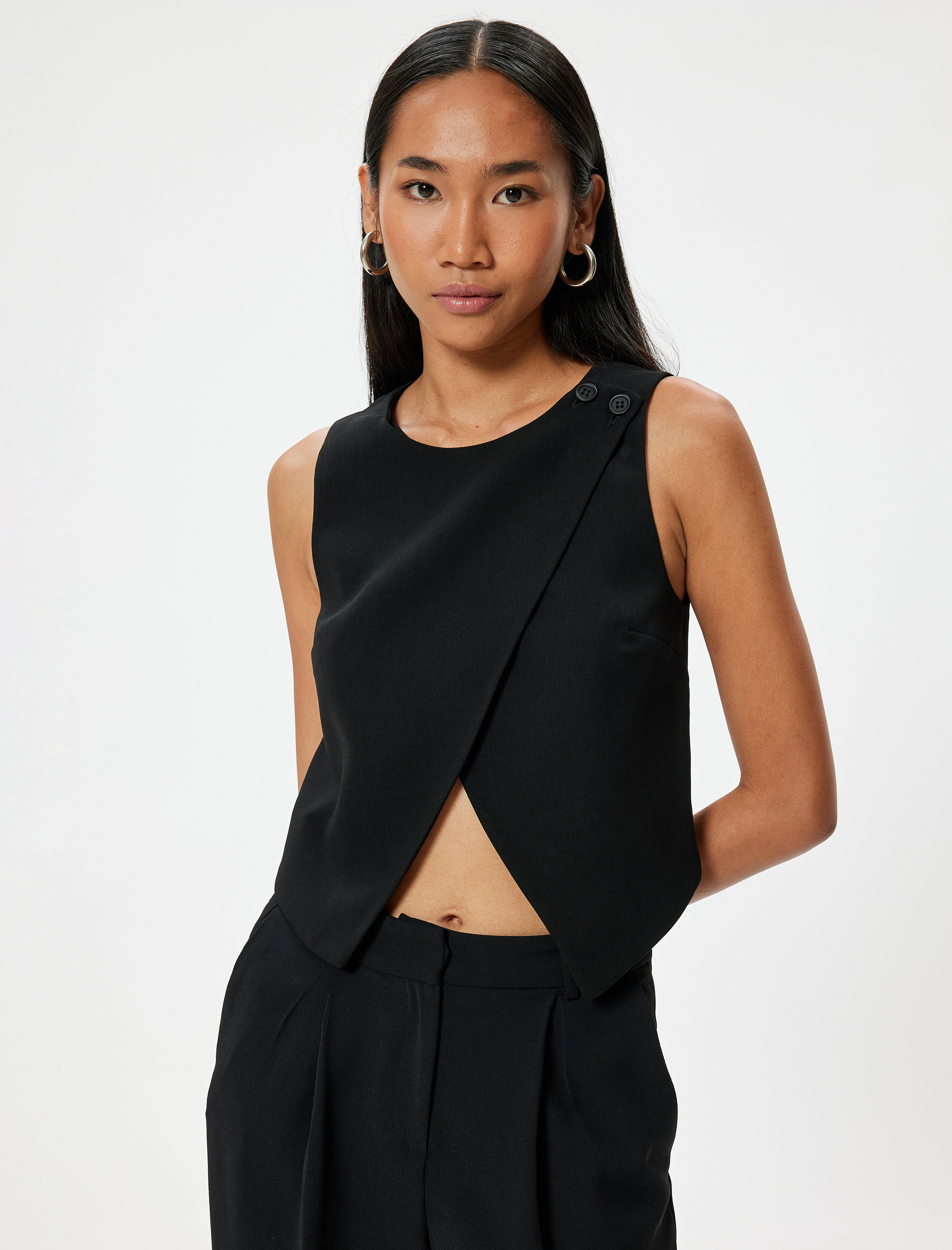 Yuvarlak Yaka Omuzdan Düğme Detaylı Asimetrik Kesim Kruvaze Crop Yelek