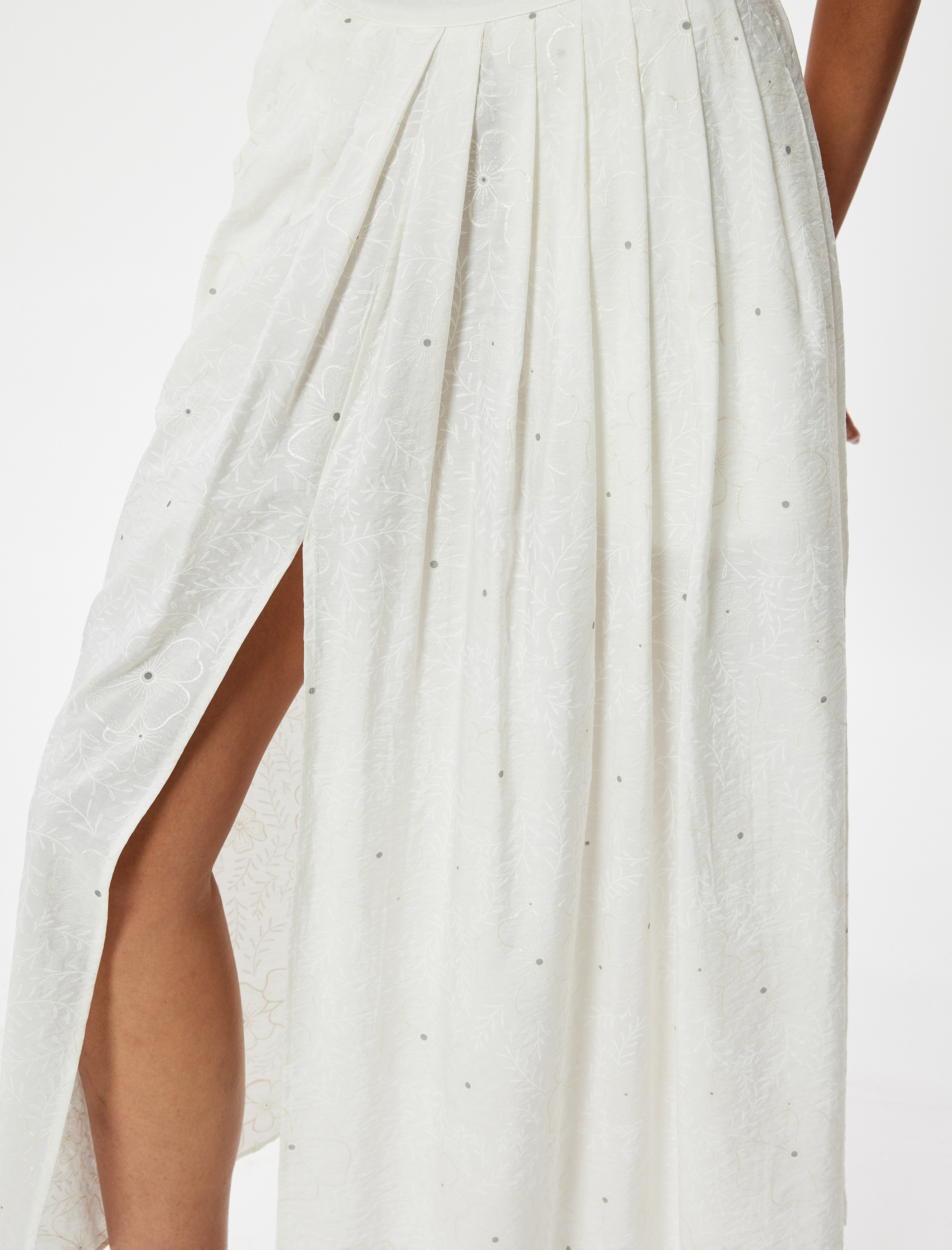   Uzun Kloş Etek Pileli Yırtmaç Detaylı Cepli Çiçekli Viskon Kumaş