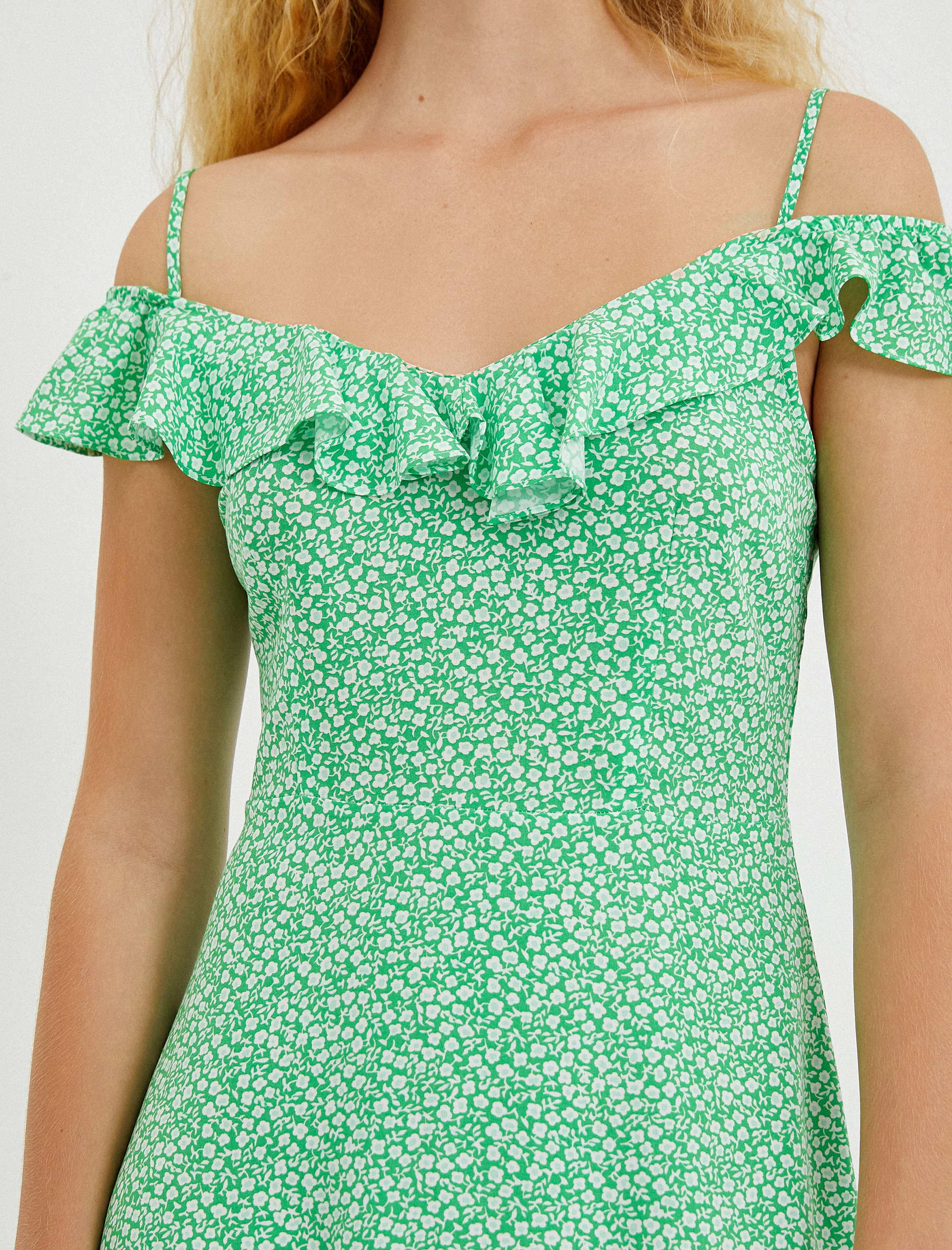   Çiçekli Mini Viskon Elbise Fırfır Detaylı