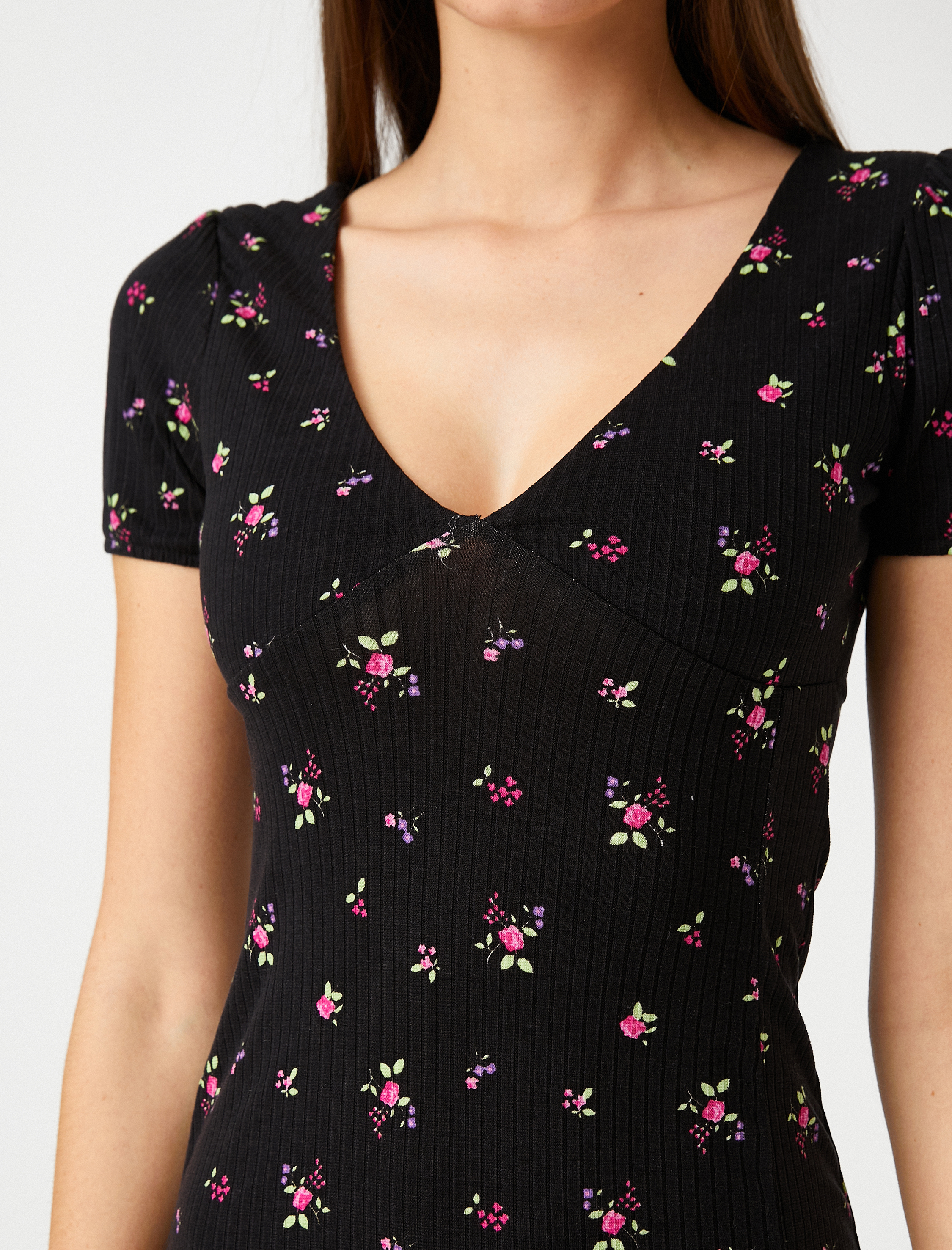   Mini Elbise Çiçekli V Yaka Kısa Kollu Yırtmaç Detaylı